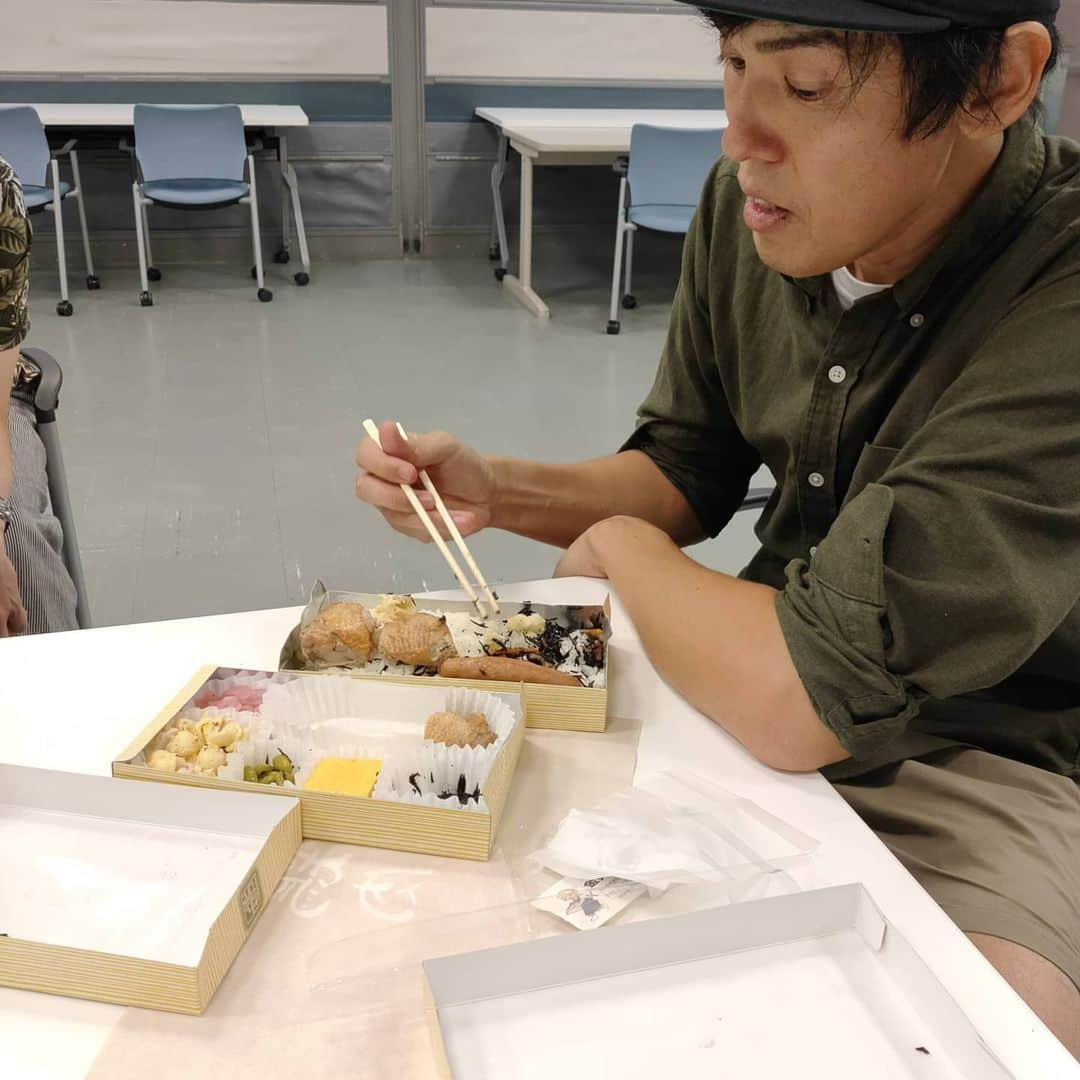 さすけさんのインスタグラム写真 - (さすけInstagram)「KOCおサンクス！確かに尾関さんの弁当の食い方がきもすぎたけども（初手で白飯におかずを全乗せ）、急に弁当のイーティングフォームのダメ出しをしだして取らんでええマウントを取るダディウサの画像を載せようか。」9月26日 22時58分 - agomonchaku