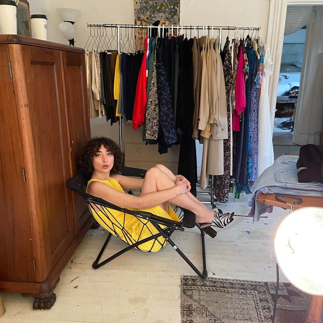 ナネットレポーのインスタグラム：「Outtakes from the spring 2020 photo shoot. Cheers to Violet, always up for the challenge, and cheers to all daughters far and wide. Stay strong and make our world a better place. #staysafe #nationaldaughtersday」