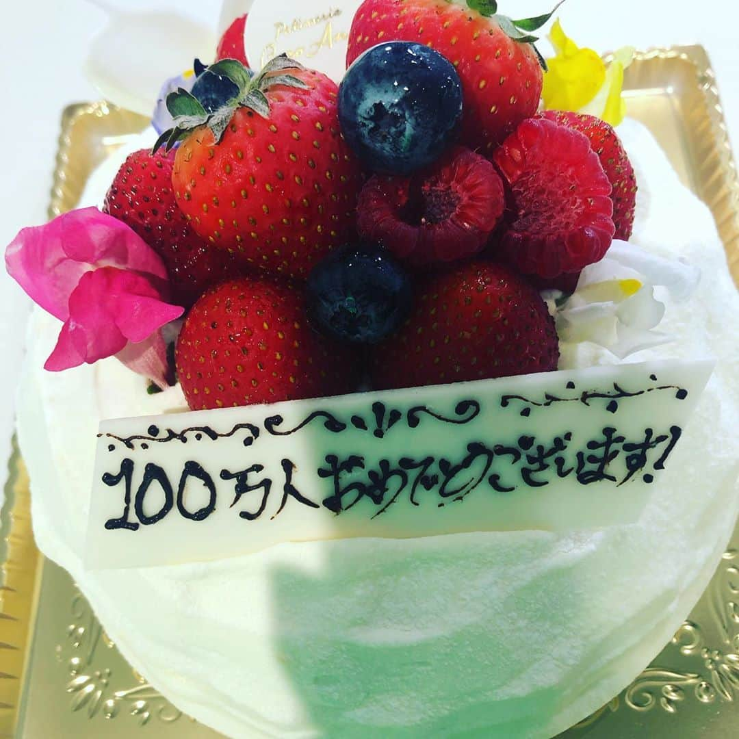 たっくーのインスタグラム：「お祝いありがとうございます！！」