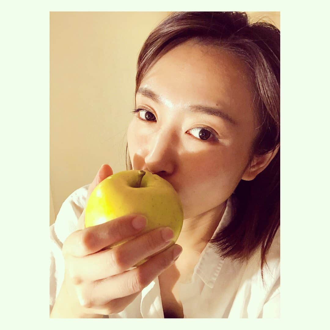 黒川芽以のインスタグラム：「リンゴかじって寝る。 明日もがんばろー！！ おやすみなさい😴  #青森　#ロケ　#あと少し」