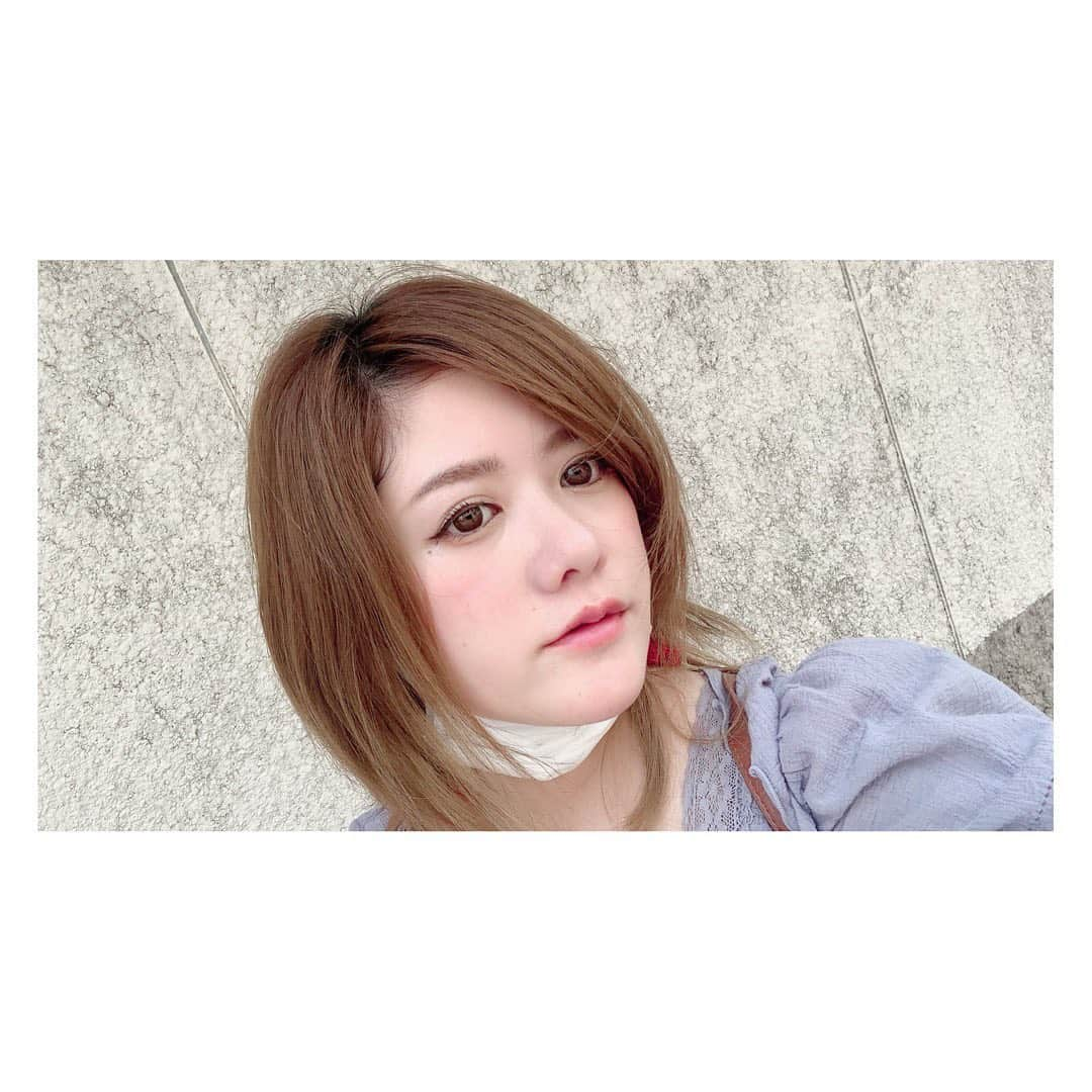 AIMIさんのインスタグラム写真 - (AIMIInstagram)「befor→after🧒🏻✂︎ ❤︎ ❤︎ すこーしずつ、沖縄でも秋が近づいてきたような気がします👀 シルバーウィークはみなさん楽しめましたか？ 敬老の日は、お爺ちゃんお婆ちゃんに帽子🧢とサングラス🕶のプレゼントをしたのですが🎁 近くに居ると家族の時間があって、嬉しいですね☺️ なるべく、できるうちに家族孝行をしていたいです✨✨  秋はみなさんにとってどんな秋にしたいですか？ AIMIは来年に向けて、運動をはじめていきたいな🚶‍♀️  ってこれ前も言ってたような・・笑  みんなに会えたときにパワフルなAIMIで再開したいのでそれがいま一番の目標です😊  写真は ヘアーチェンジのビフォア→アフタ✂︎ 同じ服とメイクでもこんなに印象が変わるんだから面白い💓 また伸びてきたので秋髪はどんなかんじにしようかな〜😝  #AIMI#okinawa#秋のはじまり#singersongwriter #イメチェン#mindhair#敬老の日#那覇#ショートヘア #3Dカラー#インナーカラー」9月26日 22時56分 - my_name_is_aimi