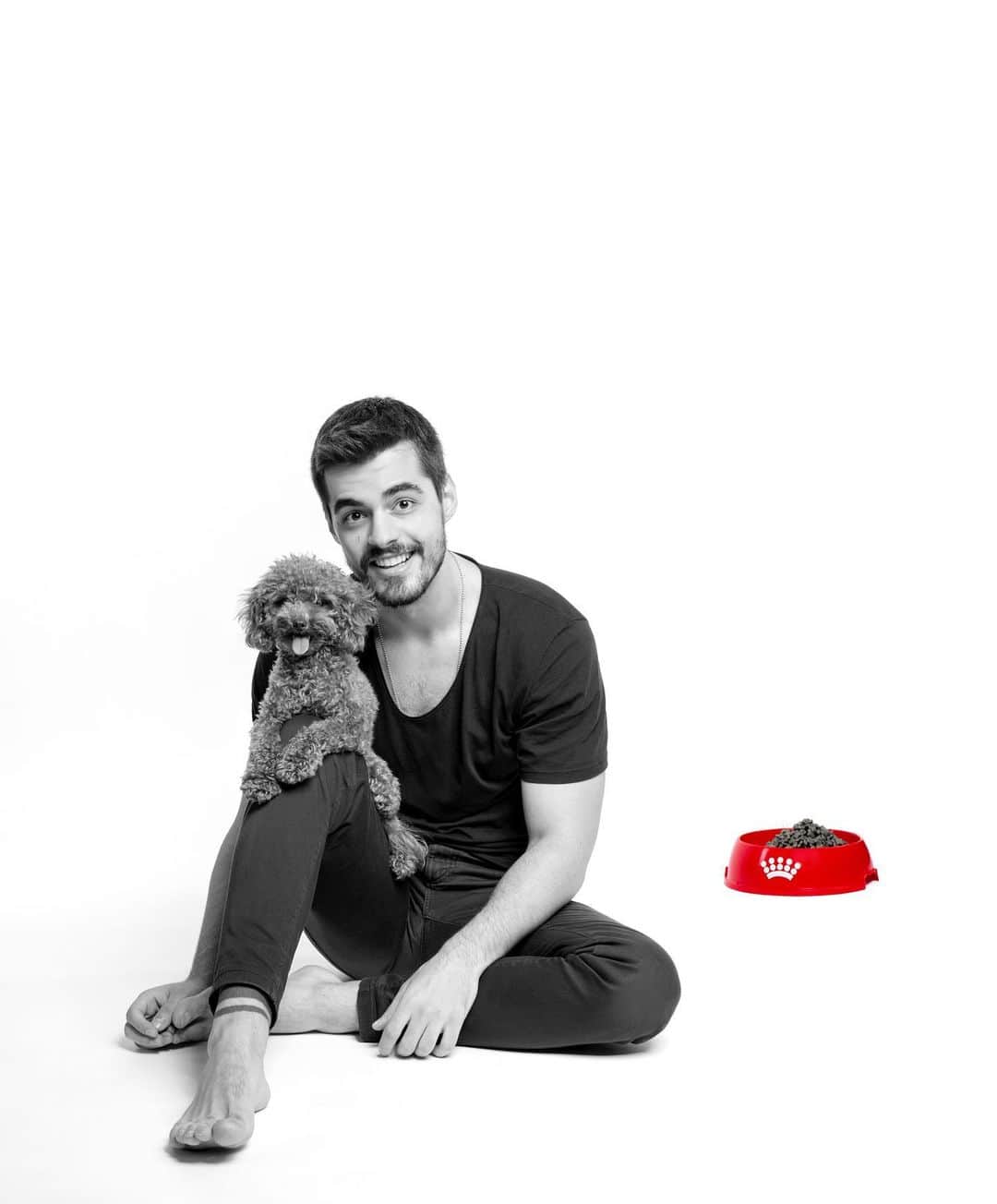 Berk Atanのインスタグラム：「Linda’mı ilk gördüğüm, kucağıma alıp saatlerce kıpırdamadan uyuttuğum İLK GÜNDEN birbirimizi seçmiştik. Enerjisiyle evime ve hayatıma güzellikler getirdi… Şımarıklığı ve oyunculuğuyla hayatın bazı sıkıcı anlarını hep güzelleştirdi.  Kendisi iki kilo olabilir ama bence dünyanın en kocaman yüreğine sahip. Ailemizin şımarık bireyi, annemin ve babamın da gördükleri ilk andan beri gözbebeği, her mutluluğumuzun, üzüntümüzün en yakın şahidi. Umarım sağlıkla, birbirimize aynı güven ve aynı sevgiyle uzun yıllar yaşamaya devam edeceğiz. Siz de kalbinizi onlara açın, onları koruyun ve karşılıksız sevgiyi tadın. Güzel kızımın kocaman yüreğinden herkese sevgiler. 😍 @royalcanintr #ilkgünden #başlangıçmaması」