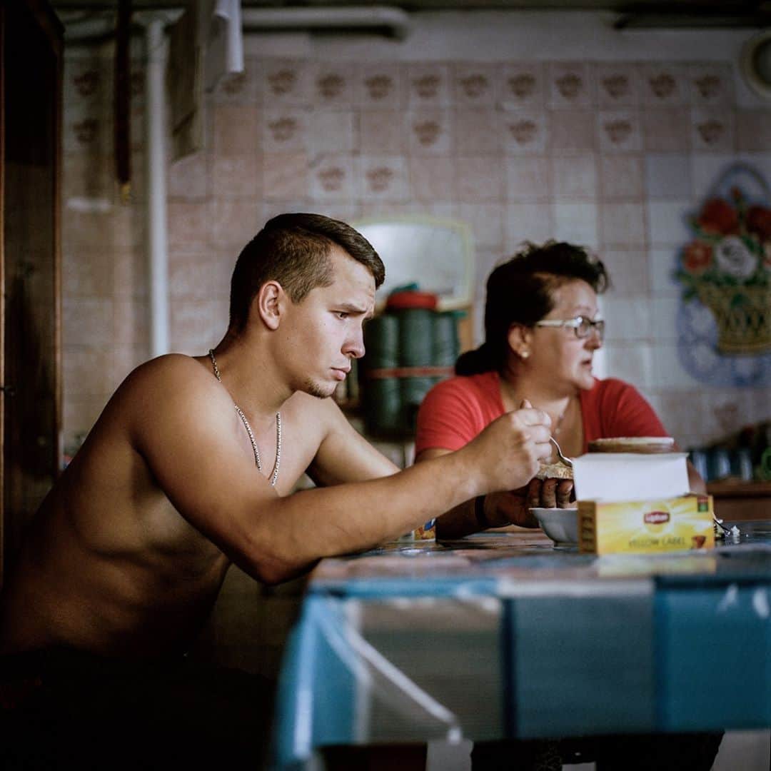 のインスタグラム：「Shortlist #LOBA #9 - Anastasia Taylor-Lind (@anastasiatl)  For over six years, daily restrictions and constant threats from the ongoing war have become part of the norm of the those who live in Eastern Ukraine. British photographer, Anastasia Taylor-Lind, has documented the less obvious consequences of the conflcit in her 'Front Line' series. Tap the link in our bio to learn more.  #LeicaCamera #Leica #🔴📷」