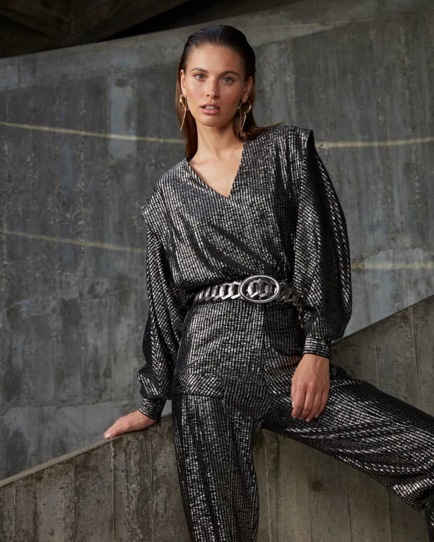 ロザ チャのインスタグラム：「New desires: malhas metalizadas! Quer um look lindo e confortável? Aposte nas peças da nova coleção Comfy & Glam, que já chegou às lojas e ao site. (Blusa ref. 08.05.0075, Calça ref. 18.05.0901, Cinto ref. 05.14.2371 e Brinco ref. 48.28.0660) #RosaCha」