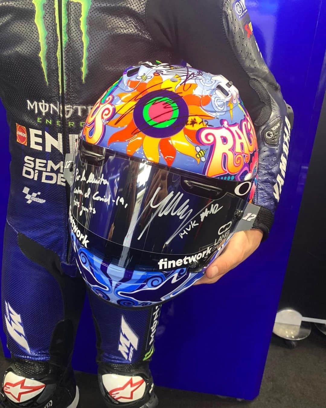 YamahaMotoGPさんのインスタグラム写真 - (YamahaMotoGPInstagram)「@maverick12official is donating a special helmet (created by famous helmet designer Aldo Drudi, and signed by Maverick and @valeyellow46) to @hospital_clinic de Barcelona and RAC1 for their 'Versió CLÍNIC' programme. The auction's aim is to raise funds for COVID-19 research projects led by Clínic-IDIBAPS.  The event is held from 25 - 30 Sept.  For more info see the link in our story 🔗  #12gang  #VersióCLÍNIC」9月26日 23時01分 - yamahamotogp