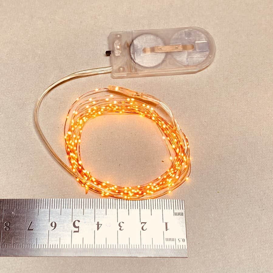 DOSHISHA ENJOYMENT DIVのインスタグラム：「このLED、超極小なんです。ひとつのLEDがわずか1ミリ程度！！ さて、このライトを使って何を作るというのでしょう。  ■商品名：ミニチュアライト  ■スペック： ボタン電池(CR2032)×2 非防水  ■バリエーション ブルー、ゴールド、ホワイト、ピンク 100球 約120cm/300球 約320cm   ドウシシャのクリスマスはこちらからチェックしてくださいね！ https://www.doshisha-enjoyment.com/christmas/  #クリスマス#ツリー#デコ#デコレーション#おしゃれ#オウチクリスマス#christmas#癒されたい#DIY #クラフト#ミニチュア#ジオラマ」