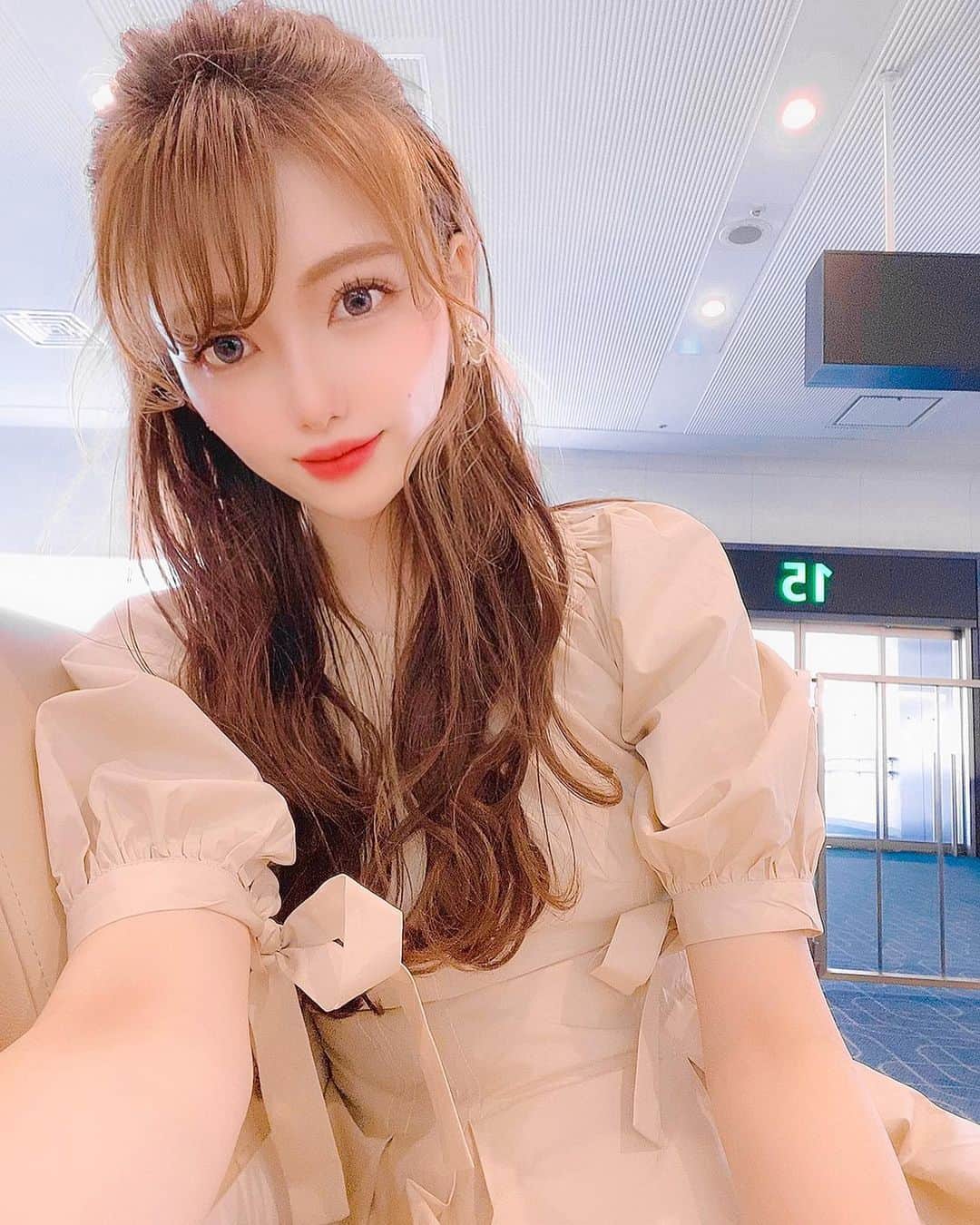のインスタグラム：「⑅∙˚﻿⋆﻿ お肌ケアについて * PHOEBE BEAUTY UP @phoebe_beautyup のパウダーウォッシュ 皮脂量のバランスを整えながら必要な潤いは残し 余分な油分はしっかり洗い流してくれるから 洗い上がりはすっきりだけどつっぱらない仕上がり✨ 酵素・パパインが毛穴に詰まった汚れや角栓をケアする事で 詰まり毛穴や黒ずみを軽減してなめらかで明るいお肌へ導いてくれるよ！ 敏感肌の方でも使えるよ💫 もう一つは前もご紹介したフェイスパック！ パッケージも可愛くて愛用してるの❤︎ * ✔︎クマレス @qumaless.official  〈 マイナスイオン電子と高純度テラタイトが放つ　ELECTRON×育成光線 〉 育成光線、マイナスイオンを放ちながら目元やお顔のラインに 良い刺激を与えるから目の下のクマ、シワ、たるみに効くよ！ ELECTRONを浴びることでサラサラになった血液が 体の隅々まで流れて細胞の酸化を防止してリンパの流れも 良くなるみたい✨ 〈 テラヘルツ波のエネルギーを常に放出 〉 テラ鉱石は１秒間に約１兆回のテラヘルツ波帯のエネルギーを放出 〈 寒冷刺激と温熱刺激で効果的にトリートメント 〉 熱伝導率により、ローラー本体を短時間(５秒)で簡単に 冷やしたり温めたりすることができるからクール＆ホットケアで 美容効果がさらに高まるよ！ ✔︎パッチMD @patch.md.official  ☑︎貼るテンプマジック UV 紫外線や日差しが気になる方に！ 熱帯アメリカ原産のシダ科の植物ダイオウウラボシ、ビタミンE、  ビタミンCが紫外線でダメージを受けたお肌を内側からケア✨ 夏や春に紫外線を沢山浴びてしまった、シミ・シワが気になる 光老化、エイジングケアが気になる方におすすめ！ 紫外線によるダメージを受けたお肌を回復して 身体の中から日焼けの炎症を抑制、シミ・シワのケアをしてくれるよ！ ☑︎貼るヒートアジャスト 汗を流す前の1Patch。体力維持、栄養補給に。 アミノ酸等を配合し失われた栄養を補給する効果 タウリン配合で体力を維持する効果が期待できるよ！ 炎天下の屋外での仕事が多い方、スポーツ等で多くの汗をかかれる方 キッチンで長時間火を使う方、ご高齢の方におすすめ！ 各種ビタミンやミネラル、アミノ酸等を効率的に補給できて タウリンで体力の増強してくれるよ！ 他にも抗酸化代謝向上、ビタミンC、食欲制限などのパッチMDがあるから 気になる人は覗いてみて👀✨ * @vtcosmetics_official @vtcosmetics_japan #VT SUPERHYALONスーパーヒアルロン 3 SET ✔韓国代表 #ジェンダーレススキンケア #VTスーパーヒアルロン ✔水分保持成分であるヒアルロン酸がなんと #8種類も入っています ✔韓国の #＠コスメアプリ "ファフェ"で認められたお肌に優しい成分 * カラコンは @toricoeye_official のプティプチグレージュ👀✨ ハロウィン仮装とかで使えそうな透明感ある色味❤︎ * * #ジェンダーレス #superhyalon #韓国コスメ #保湿 #洗顔 #敏感肌 #VTコスメ #VTコスメティック #VT #VT cosmetics #パッチMD #クマレス #シンビシン #美容好きな人と繋がりたい #フィービービューティーアップ #phoebebeautyup #パウダーウォッシュ #酵素洗顔 #コスメレポ #toricoeye #トリコアイ #カラコン #カラコンレポ #トリコアイアンバサダー #ハロウィンカラコン  #プレスビーフォトコン2020 #ルーチェストコーデ31」