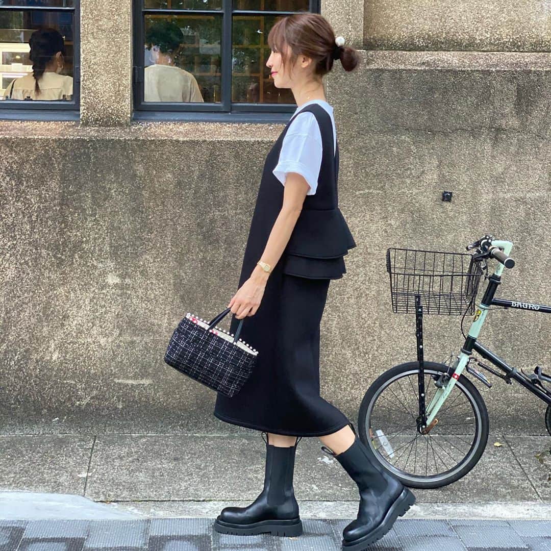 木本泉さんのインスタグラム写真 - (木本泉Instagram)「-﻿ 京都へ！﻿ ﻿ 妹にpickしてもらってスイーツ食べに🍰﻿ 食べたかったチーズケーキは完売でした💦﻿ ﻿ T-shirt #vicky﻿ jumper skirt #fleur_clothes﻿ boots #bottegaveneta  bag #fleur_bag﻿ ﻿ vickyのT-shirt、大学生ぶり？くらいに購入。﻿ フラッと夏に大丸で通りがかって綺麗な形だなと思いSALEで購入✨﻿ ﻿」9月26日 23時08分 - izumikimoto