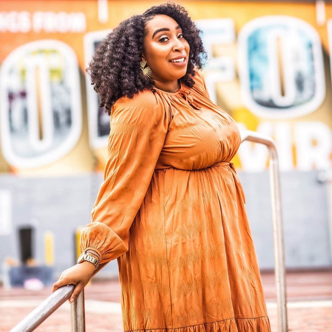 ロック&リパブリックのインスタグラム：「ICYMI: This fall, it’s all about orange. 🧡 Tap to shop @angiebwinn’s must-have midi dress. #Kohls #KohlsFinds」