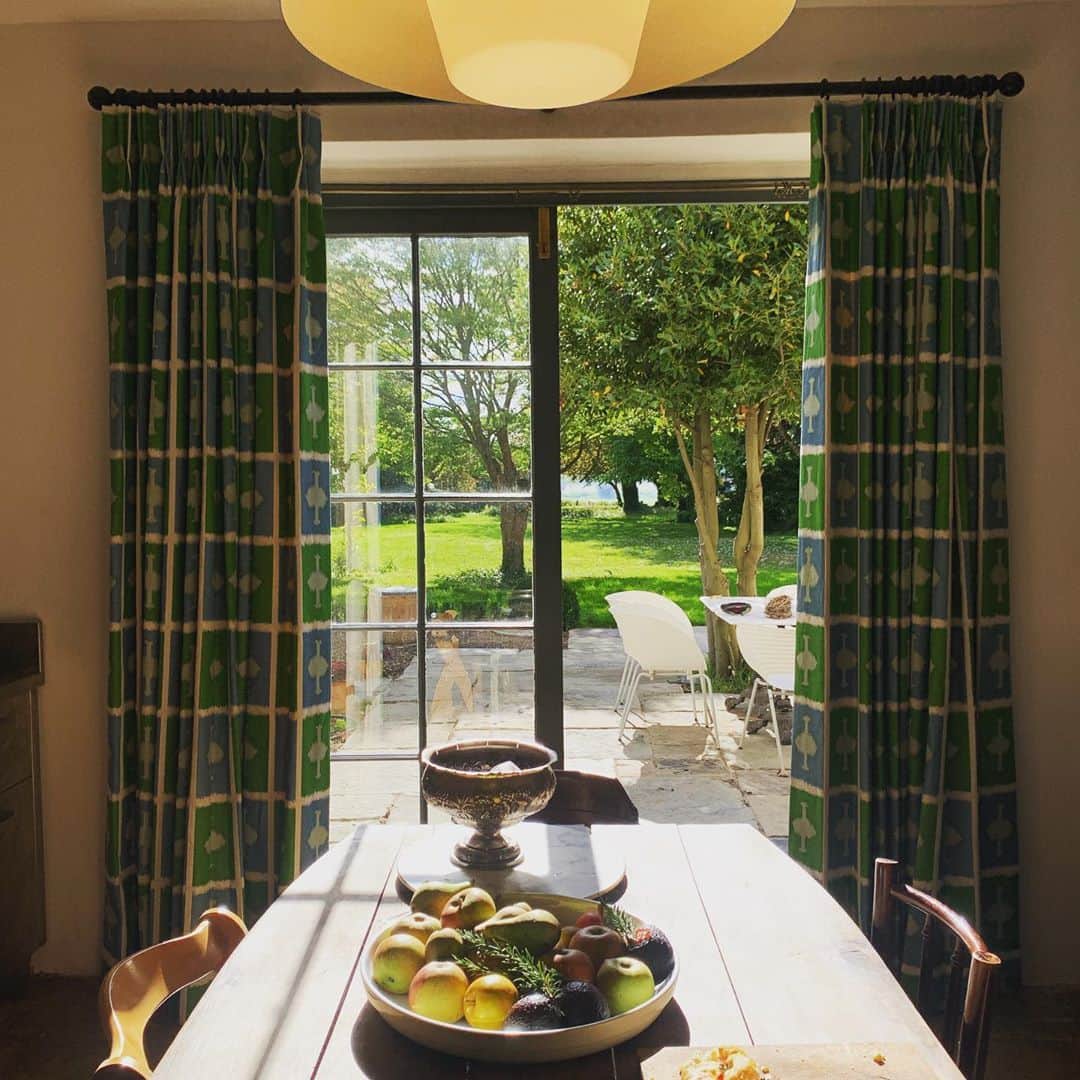 ジェイドジャガーのインスタグラム：「What a difference curtain make #home @christopherfarrcloth #countryliving」
