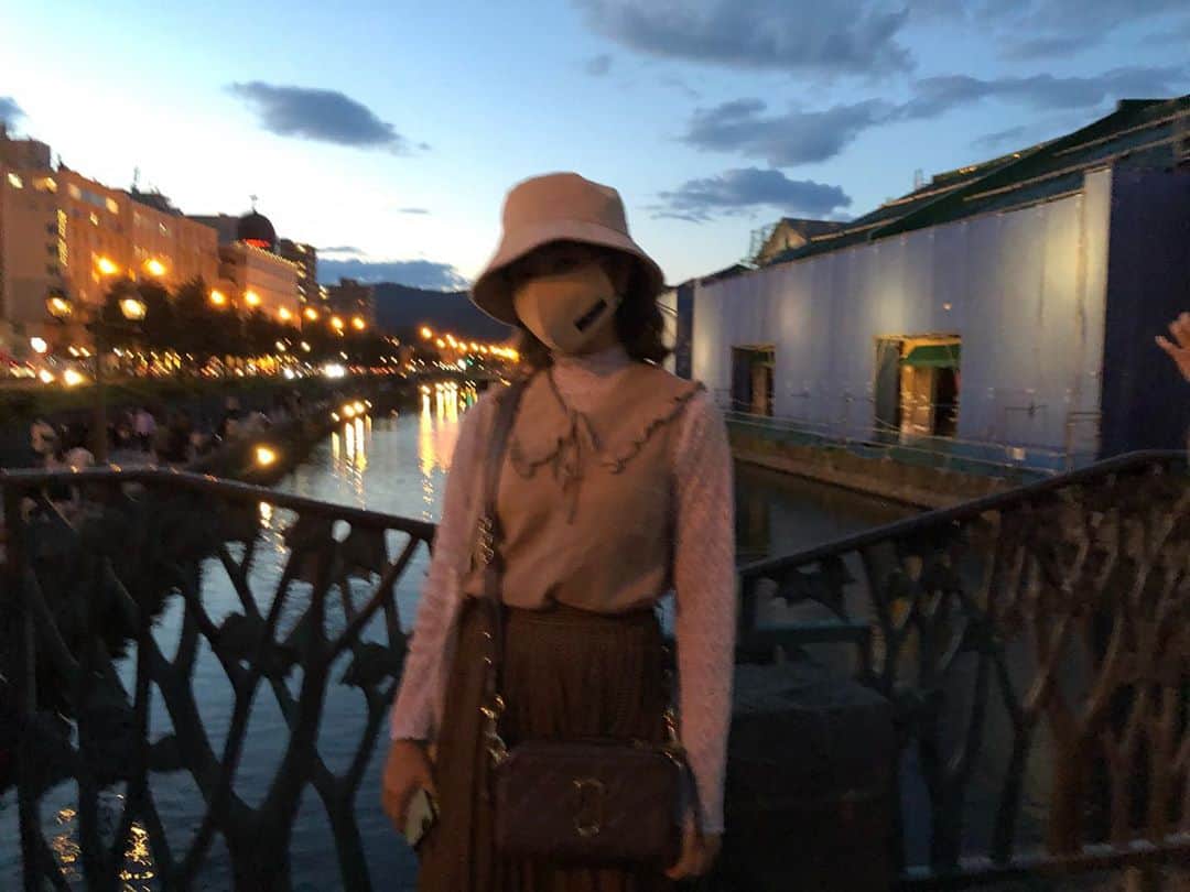 中西香菜のインスタグラム：「﻿ ﻿ 🤍小樽運河🤍﻿ ・﻿ ♡﻿ ・﻿ ずっと見ていられるほど﻿ とってもきれいでした🥺﻿ ・﻿ ♡﻿ ・﻿ 帽子👒No brand 【北海道で購入】﻿ ・﻿ マスク😷 @solpenna_accessory  ・﻿ レースインナー🤍No brand【韓国で購入】﻿ ベージュトップス🤍 @gu_for_all_  ・﻿ スカート🌷 @gu_for_all_  ・﻿ バッグ👜マークジェイコブス ﻿ ・﻿ ♡﻿ ・﻿ ♡﻿ ・﻿ #北海道﻿ #小樽﻿ #小樽運河﻿ #小樽観光﻿ #北海道旅行﻿ #札幌﻿ #ぷちぷら﻿ #ぷちぷらコーデ #韓国コーデ﻿ #gu﻿ #バケットハット #バケハ﻿ #guコーデ﻿ #秋コーデ﻿ #ハンドメイドマスク #おしゃれマスク #マークジェイコブス  #中西香菜」