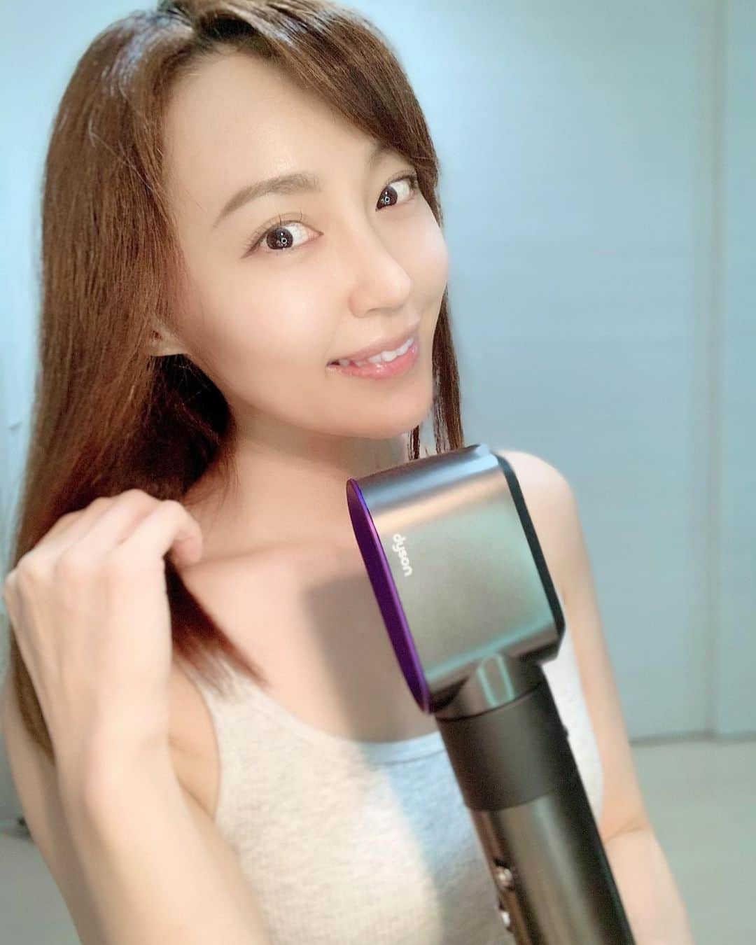 中川祐子さんのインスタグラム写真 - (中川祐子Instagram)「買っちゃった😆❤️ Dyson airwrap complete(+α)✨ . ずっと使ってたドライヤーの調子が悪くなっちゃったから、 新しいのが欲しくて、 色々悩んだ末に思い切ってゲット❗️ . いつもは普通のドライヤー、くるくるドライヤー、コテを使ってるけど、 これ1台あれば全ての機能を備えてるから部屋もスッキリするし、 全部買ったと思えば決して高くないと思う✌️ . 色は直販店限定のブラック/パープル🖤💜 この色とデザインのカッコ良さも 購入の大きな決め手😍 大切に使おう✨ . これで20年近く使った(!!)くるくるドライヤーともお別れか〜。 すごい長い間お世話になったなぁ。 まだ「National」表記の商品だ！😳(笑) . #ダイソンドライヤー #買っちゃった #newdryer #dysonairwrap #blackpurple」9月26日 23時08分 - nakagawa.yuko