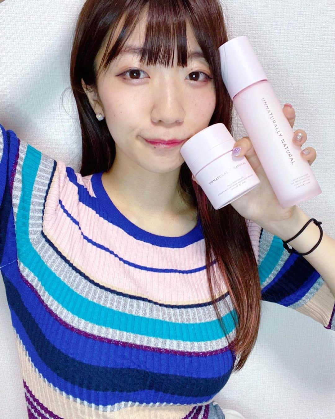 ぱいぱいでか美のインスタグラム：「動物にも環境にも優しいスキンケアUNNATURALLY NATURAL使い始めました☻ ꙳ #unnaturallynatural #skincare ꙳ 9/20〜9/26は動物愛護週間ということで… 先日から使い始めた化粧品が動物実験も勿論してなくて 環境にも優しいスキンケアブランドなので載せます〜 知り合いからもらったので素直にそう書きますが笑 PRとかじゃなくて使ってみーって感じでくれて 中の説明書的なやつ読んだら 動物にも環境にも配慮されたものだったので こりゃいいなとなったわけです。 毛穴、シミ、シワが自分の中で肌の課題なんだけど 幸い敏感肌ではないので実はそこまで拘りがなくて 唯一気にしてるのが動物実験してないかどうか、でした。 最近はしてないメーカー増えたけど！嬉しい〜 でもはっきりと明言しててもイマイチ判断つかないことも多いんですよ。 なので、ここまではっきりそれを打ち出してくれてるブランドなら安心かなあと思いました。 私もいろいろと勉強中でつい最近知った 動物実験をしていない証明(?)のようなウサギのマークがあるんですが それも入ってたんですよ✨🐰✨ もちろん使い心地もよかった！ 地味にポンプ式なのがとても良いです。 化粧水、美容液は程よくとろみがあってクリームは結構重めかな。 夏はサラッとしてるのを好むけど 秋冬は重めの方が好みなのでそれも自分に合ってました。 ちなみに朝はこれ使って、夜は適当に安いパックをしています。 ※使い始めに荒れることあんまないんだけど、慣れてきたときに物によってはたまーに荒れるので もし肌荒れとか起きたらまた追記しにきます。 . . . 動物愛護に関しては何か自分にもできることないかなぁと日々模索しております。。 菜食主義者ではないんですが、それでもいろいろ思うところあり こういう身近なアイテムからやっていこうな〜 という気持ちです。」