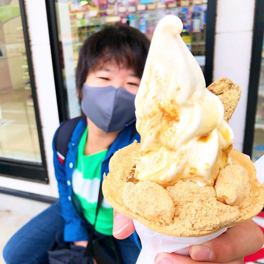 がっちゃんのインスタグラム：「信玄餅工場テーマパークに来たけど、新型コロナウイルス感染拡大防止のため工場見学はできませんでした😅💦 でも信玄餅ソフトを食べたり景色を眺めたり、ほうとう食べたり、それなりに楽しめました✨ というか、友だちと一緒ってだけで楽しめる彼ら（笑） 学校の移動教室（林間学校）が中止になったので、山梨で移動教室的なことをしています😊  #旅行 #小学生 #信玄餅 #信玄餅工場 #林間学校 #japantrip #japantravel #工場見学 #factorytour #スイーツ #スイーツ巡り」