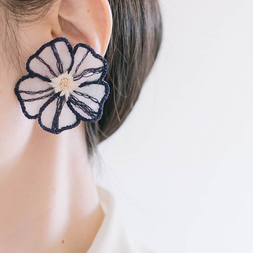 手紙社さんのインスタグラム写真 - (手紙社Instagram)「【ayumi刺繍展『Synchronicity』】明日までとなりました ayumiさんの刺繍展もいよいよ明日までとなりました。 どこまでも繊細で美しい耳飾りや、初めてのお披露目となったランプ、そしてため息が溢れるほど魅力的な花冠。 布を染め、丁寧に紡ぎあげられる作品の数々。 オンラインショップでは、明日の23:59まで作品をご覧いただけます。  今このタイミングの展示だからこそ生まれた、 様々なクリエイターらとコラボレートして誕生した作品も並んでいます。 ayumiさんの想いがこもった作家紹介もオンラインショップでご覧いただけますので、 ぜひ遠方のみなさんも、この展示をお楽しみいただけましたら幸いです。  手紙社のスタッフたちからも、 いよいよあれが欲しい、あれを買いたいとこっそりリクエストが届き始めています。 私（担当：本間）も鏡を眺めながら、大ぶりなアクセサリー、いいなあ、どれをお願いしようかな、と悩み中。 ayumiさんの作品は繊細に見えてとても丁寧にしっかりと作られているので、長く安心して使えるのも嬉しいんです。  ayumiさんのご友人のイイダ写真室さまからも、素敵なお写真をたくさんお貸しいただきました。 オンラインショップでご覧いただけますよ。  2nd STORYの一室に生まれた花嫁の仕度室のような空間もご覧いただけるのは明日まで。 お近くの方、ご都合のつく方はぜひ足をお運びいただけましたら幸いです。  ◎個展について instagramのアプリケーションからご覧の方は、「写真内のタグをタップ」していただくと商品販売ページに直接飛ぶことができるリンクが表示されます！  また、 @tegamisha_onlineshop プロフィールのショップボタンからも詳細をご覧いただけますよ  #手紙社 #手紙舎 #手紙舎2ndSTORY #tegamisha #個展 #刺繍 #ooayumimoo #embroidery #刺繍展 #wedding #手紙舎の個展 #手紙社オンラインショップ#手紙社オンラインショップで買えます」9月26日 23時11分 - tegamisha