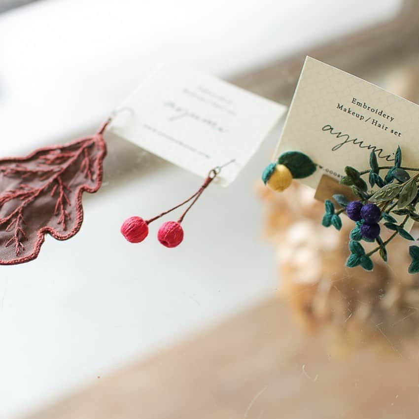 手紙社さんのインスタグラム写真 - (手紙社Instagram)「【ayumi刺繍展『Synchronicity』】明日までとなりました ayumiさんの刺繍展もいよいよ明日までとなりました。 どこまでも繊細で美しい耳飾りや、初めてのお披露目となったランプ、そしてため息が溢れるほど魅力的な花冠。 布を染め、丁寧に紡ぎあげられる作品の数々。 オンラインショップでは、明日の23:59まで作品をご覧いただけます。  今このタイミングの展示だからこそ生まれた、 様々なクリエイターらとコラボレートして誕生した作品も並んでいます。 ayumiさんの想いがこもった作家紹介もオンラインショップでご覧いただけますので、 ぜひ遠方のみなさんも、この展示をお楽しみいただけましたら幸いです。  手紙社のスタッフたちからも、 いよいよあれが欲しい、あれを買いたいとこっそりリクエストが届き始めています。 私（担当：本間）も鏡を眺めながら、大ぶりなアクセサリー、いいなあ、どれをお願いしようかな、と悩み中。 ayumiさんの作品は繊細に見えてとても丁寧にしっかりと作られているので、長く安心して使えるのも嬉しいんです。  ayumiさんのご友人のイイダ写真室さまからも、素敵なお写真をたくさんお貸しいただきました。 オンラインショップでご覧いただけますよ。  2nd STORYの一室に生まれた花嫁の仕度室のような空間もご覧いただけるのは明日まで。 お近くの方、ご都合のつく方はぜひ足をお運びいただけましたら幸いです。  ◎個展について instagramのアプリケーションからご覧の方は、「写真内のタグをタップ」していただくと商品販売ページに直接飛ぶことができるリンクが表示されます！  また、 @tegamisha_onlineshop プロフィールのショップボタンからも詳細をご覧いただけますよ  #手紙社 #手紙舎 #手紙舎2ndSTORY #tegamisha #個展 #刺繍 #ooayumimoo #embroidery #刺繍展 #wedding #手紙舎の個展 #手紙社オンラインショップ#手紙社オンラインショップで買えます」9月26日 23時11分 - tegamisha