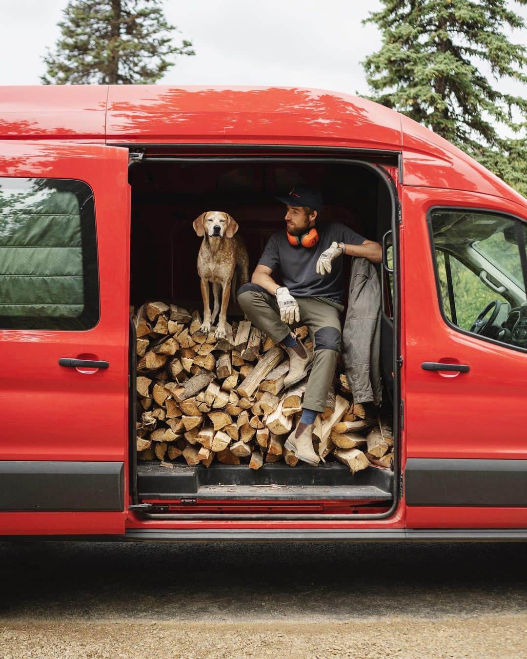 マディのインスタグラム：「Good to see my red house be put to work✨ I think all those fancy van life builds are super neat and cozy but I needed something else for my life. ⁣ ⁣ I needed a spot to sleep while I built my house, a van to travel with in the future, and an interior build that ain’t scared to work.⁣ ⁣ Building out a van that can hold a queen mattress, fridge, all those sort of bits, but still carry a cord of wood is my jam ✨」