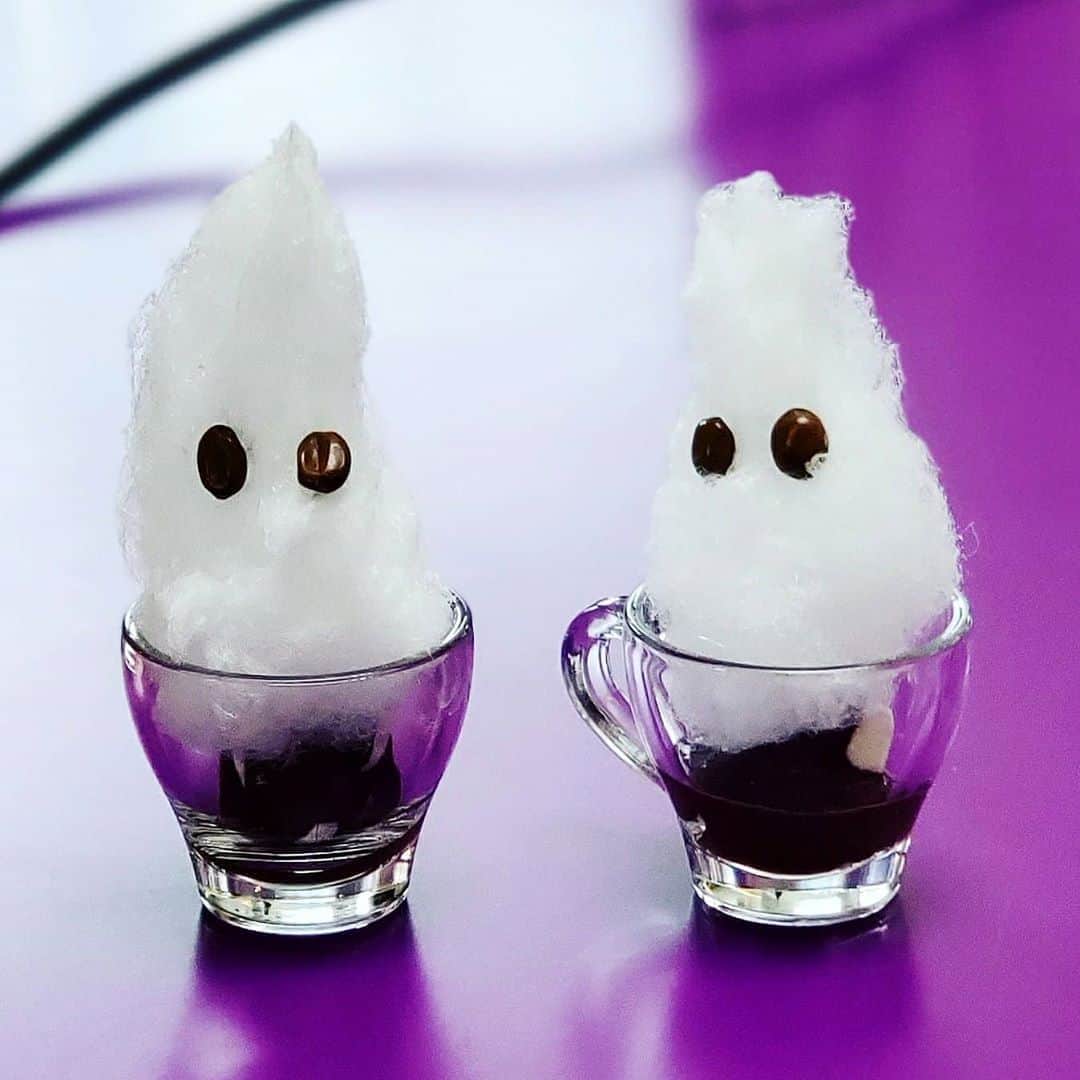 のインスタグラム：「👻🎃HAPPY HALLOWEEN🎃👻 【ヒルトン東京ベイ】 9月19日(土)～11月1日(日)内の土日祝日のみ デザートビュッフェ ✝️ハロウィーンマジック  ヒルトン東京ベイ『ラウンジ・オー』 今年のHalloweenのテーマは「鬱蒼と茂る謎めいた森に住む オシャレな魔女のキッチン」 そんな物語の様な世界の中に並ぶかわいいスイーツたちにテンションMAXひゃっほー！  20種類以上のスイーツと約15種類のセイボリー 変化する「わたあめオバケのホットチョコレート」 1つのケーキで3種類の食感「マジック抹茶ケーキ」 ひとつひとつオバケの表情が違ってかわいい「ゴーストチェリーブラウニー」 などなど楽しい世界の中でHAPPY HALLOWEENにゃー😸. . . 🚶千葉県浦安市舞浜1-8 ディズニーリゾートライン「ベイサイド」駅から徒歩約1分 舞浜駅から無料シャトルバスあり 営業について詳細はホテルSNSを @hiltontokyobay  #黒猫食べ過ぎ #Halloween #ハロウィンビュッフェ #ハロウィンスイーツ #ヒルトン東京ベイ #ヒルトンスイーツ」