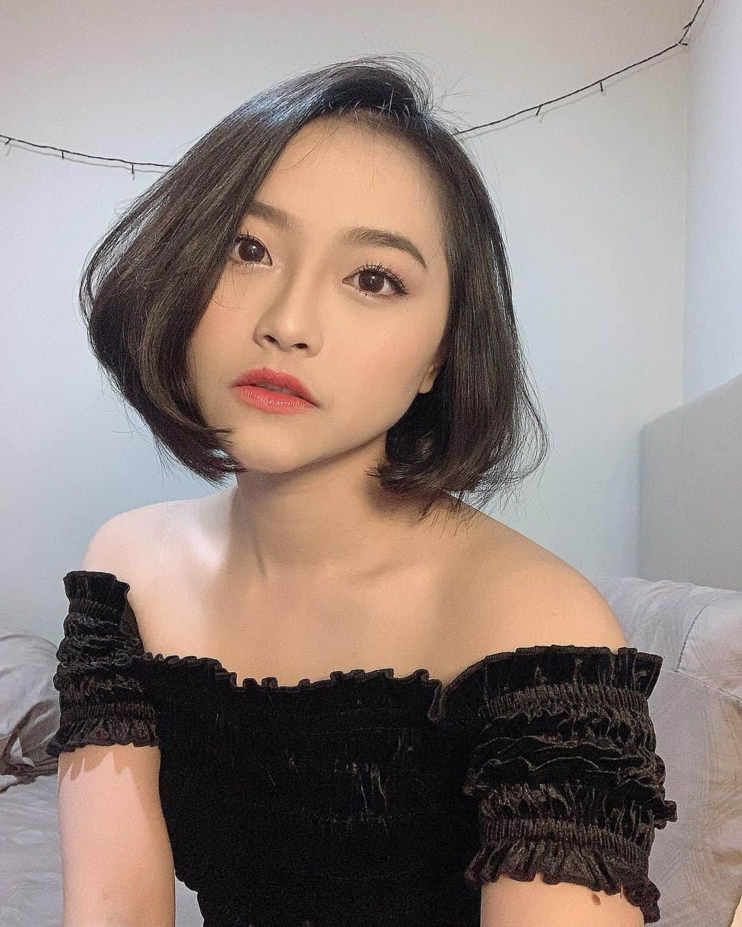 ロナ・アングラエニのインスタグラム：「Berdandan sesuai umur 👩🏻」