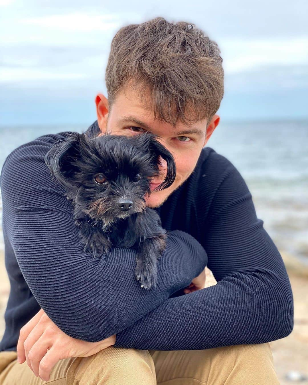 ゲオルク・リスティングのインスタグラム：「Vitamin #sea 🌊 no better place to slow down and recharge #ostsee #ocean #relax #doglove」