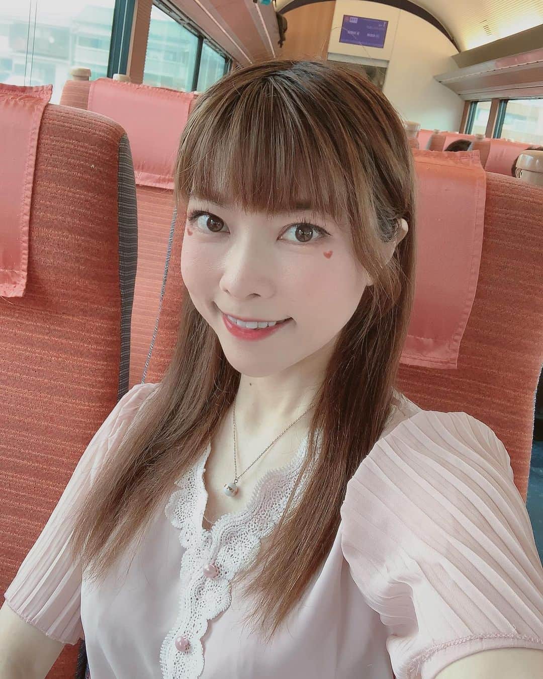 DJ MIYAさんのインスタグラム写真 - (DJ MIYAInstagram)「こんばんはぁぁ❤️💗❤️今日は、霧雨みたいな感じがずっと続いてましたぁー💗晴れて欲しいなん🌈  写真は、ロマンスカー車内シリーズ💗(^^)  みんなは、Goto travel campaign でどこか行くのかなあ？？💗  【MIYAの温泉を楽しむ旅💗17.SEP .2020】  . .    #国内旅行 #女子旅 #マイトリ #タビジョ #旅ブロガー　#旅大好き　#旅の写真　#箱根旅行　#旅行ブロガー #インスタグラマー　#インフルエンサー　#トリップ　#温泉好き #温泉旅行　#旅館　#gotoトラベル　#今日のメイク　#今日のコーデ　#旅写真　#旅スタグラマー　#旅スタグラム #箱根旅行記　#モデル　#マイトリップMIYA #ブロガー　#旅好き　#箱根湯本 #インスタグラマー #トラベラー #インフルエンサー #gotoキャンペーン」9月26日 23時19分 - dj_miya