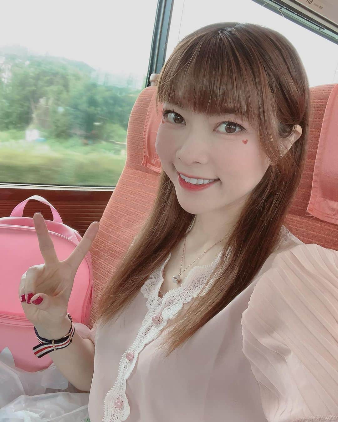 DJ MIYAさんのインスタグラム写真 - (DJ MIYAInstagram)「こんばんはぁぁ❤️💗❤️今日は、霧雨みたいな感じがずっと続いてましたぁー💗晴れて欲しいなん🌈  写真は、ロマンスカー車内シリーズ💗(^^)  みんなは、Goto travel campaign でどこか行くのかなあ？？💗  【MIYAの温泉を楽しむ旅💗17.SEP .2020】  . .    #国内旅行 #女子旅 #マイトリ #タビジョ #旅ブロガー　#旅大好き　#旅の写真　#箱根旅行　#旅行ブロガー #インスタグラマー　#インフルエンサー　#トリップ　#温泉好き #温泉旅行　#旅館　#gotoトラベル　#今日のメイク　#今日のコーデ　#旅写真　#旅スタグラマー　#旅スタグラム #箱根旅行記　#モデル　#マイトリップMIYA #ブロガー　#旅好き　#箱根湯本 #インスタグラマー #トラベラー #インフルエンサー #gotoキャンペーン」9月26日 23時19分 - dj_miya