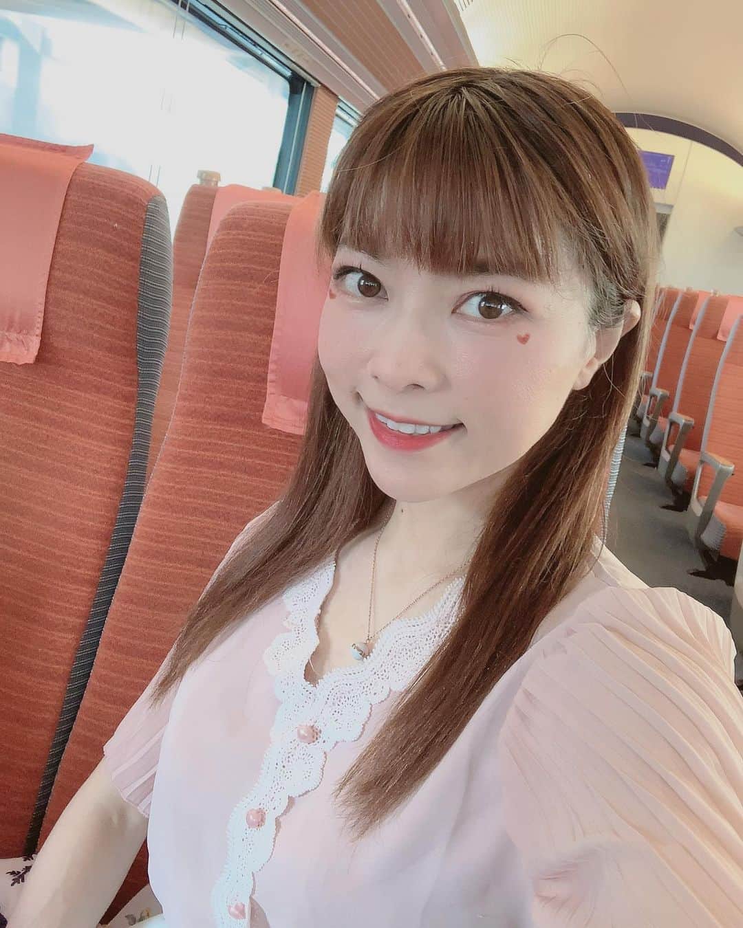 DJ MIYAさんのインスタグラム写真 - (DJ MIYAInstagram)「こんばんはぁぁ❤️💗❤️今日は、霧雨みたいな感じがずっと続いてましたぁー💗晴れて欲しいなん🌈  写真は、ロマンスカー車内シリーズ💗(^^)  みんなは、Goto travel campaign でどこか行くのかなあ？？💗  【MIYAの温泉を楽しむ旅💗17.SEP .2020】  . .    #国内旅行 #女子旅 #マイトリ #タビジョ #旅ブロガー　#旅大好き　#旅の写真　#箱根旅行　#旅行ブロガー #インスタグラマー　#インフルエンサー　#トリップ　#温泉好き #温泉旅行　#旅館　#gotoトラベル　#今日のメイク　#今日のコーデ　#旅写真　#旅スタグラマー　#旅スタグラム #箱根旅行記　#モデル　#マイトリップMIYA #ブロガー　#旅好き　#箱根湯本 #インスタグラマー #トラベラー #インフルエンサー #gotoキャンペーン」9月26日 23時19分 - dj_miya