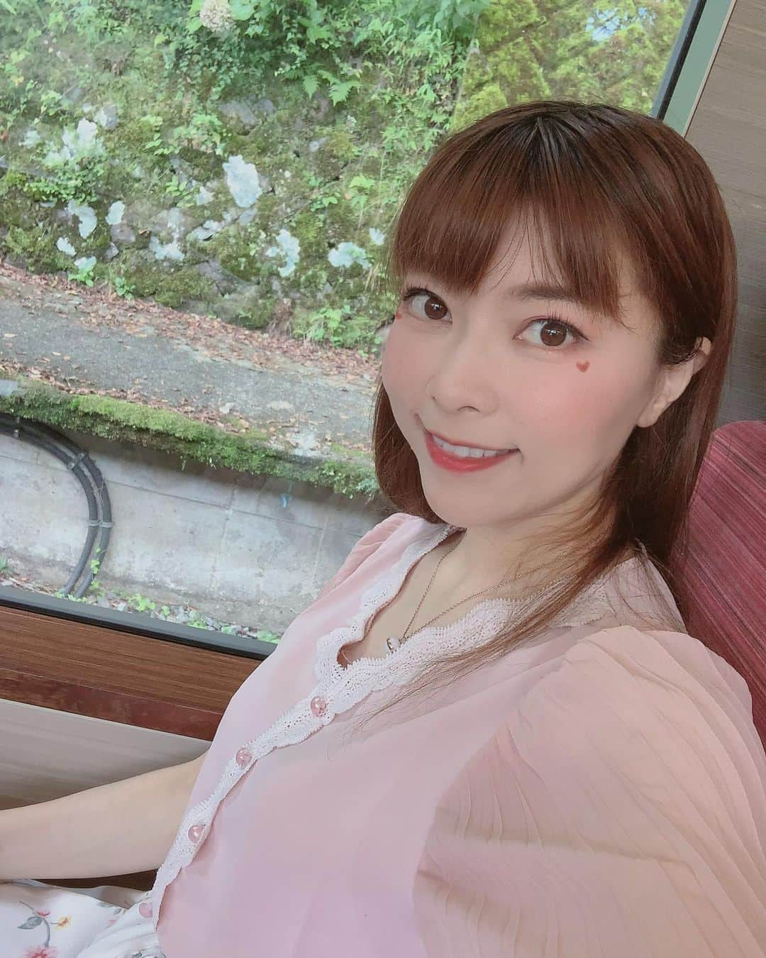 DJ MIYAさんのインスタグラム写真 - (DJ MIYAInstagram)「こんばんはぁぁ❤️💗❤️今日は、霧雨みたいな感じがずっと続いてましたぁー💗晴れて欲しいなん🌈  写真は、ロマンスカー車内シリーズ💗(^^)  みんなは、Goto travel campaign でどこか行くのかなあ？？💗  【MIYAの温泉を楽しむ旅💗17.SEP .2020】  . .    #国内旅行 #女子旅 #マイトリ #タビジョ #旅ブロガー　#旅大好き　#旅の写真　#箱根旅行　#旅行ブロガー #インスタグラマー　#インフルエンサー　#トリップ　#温泉好き #温泉旅行　#旅館　#gotoトラベル　#今日のメイク　#今日のコーデ　#旅写真　#旅スタグラマー　#旅スタグラム #箱根旅行記　#モデル　#マイトリップMIYA #ブロガー　#旅好き　#箱根湯本 #インスタグラマー #トラベラー #インフルエンサー #gotoキャンペーン」9月26日 23時19分 - dj_miya
