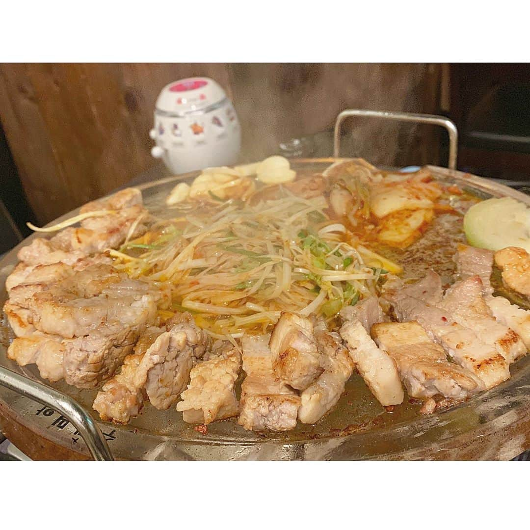 上村彩子のインスタグラム：「韓国料理好き(*´ω｀*) ローカロリーのものや野菜も食べられる料理が多いイメージなので✨ . サムギョプサル〜♪ ここのお店は水晶板で焼いてくれて、 お肉も柔らかくて美味しかった😍 後ろの方に占いできるやつがあるのもなんだか懐かしさを感じるよね？笑 . そしてケランチム✨ ふわふわ卵の韓国茶碗蒸しみたいな感じかな…？ 優しい味でほっとするやつ(*˙︶˙*)☆*°」