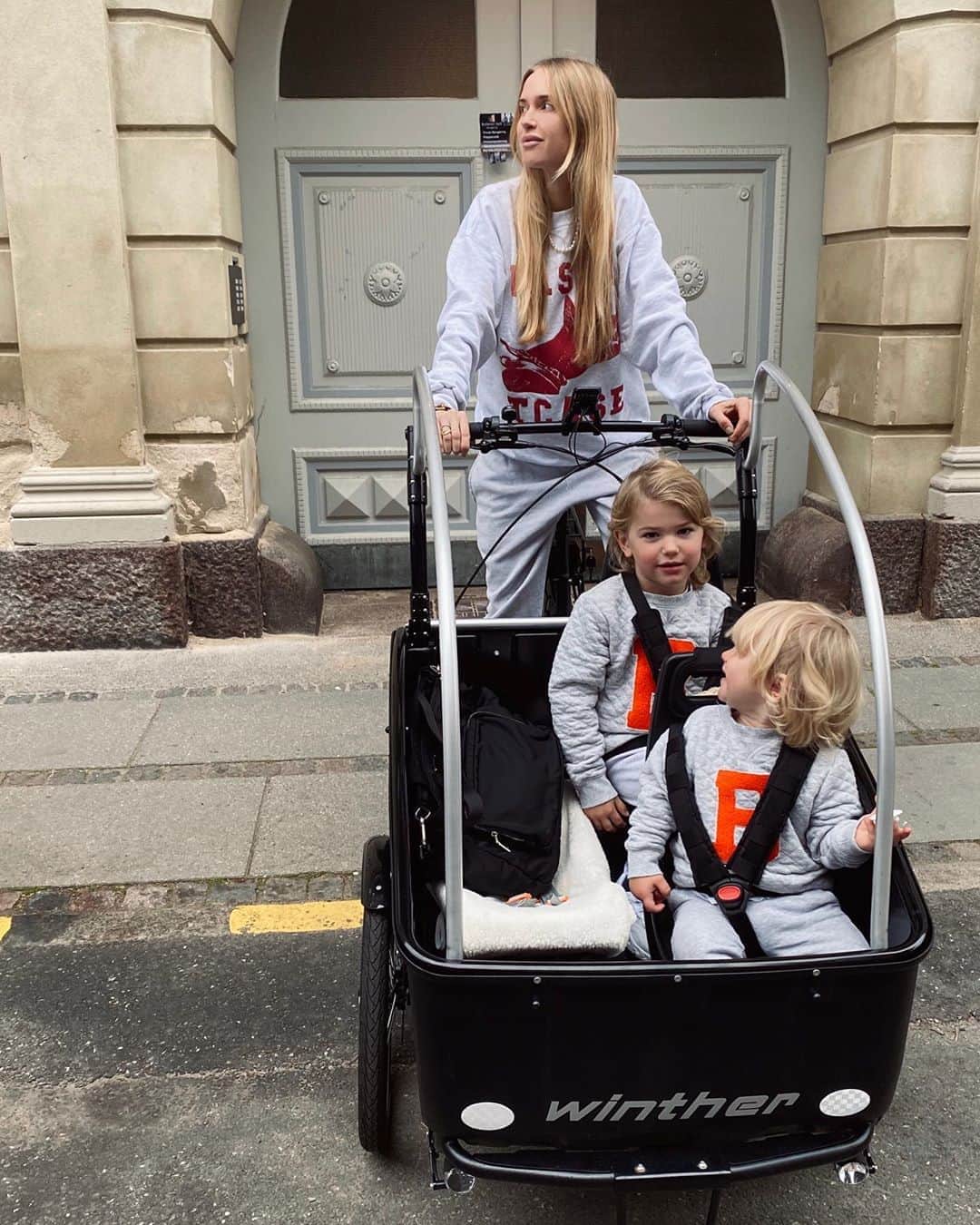 ペニーレ・タイスベックのインスタグラム：「Annonce Ready for adventures with these two before they become BIG brothers♥️♥️ @wintherbikes」