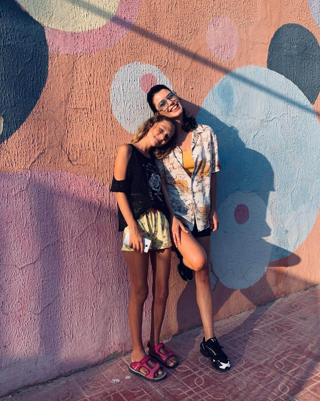 ベレン・サートさんのインスタグラム写真 - (ベレン・サートInstagram)「My intelligent & talented babies ✨ @laraloutonka 💕@sibel_melek_arat 💕 #girlzpowa #mardin #atiye 🐝」9月26日 23時23分 - berenn_saat