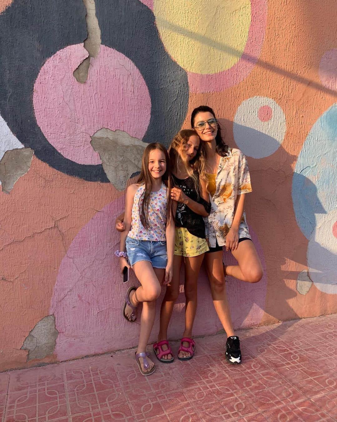 ベレン・サートさんのインスタグラム写真 - (ベレン・サートInstagram)「My intelligent & talented babies ✨ @laraloutonka 💕@sibel_melek_arat 💕 #girlzpowa #mardin #atiye 🐝」9月26日 23時23分 - berenn_saat