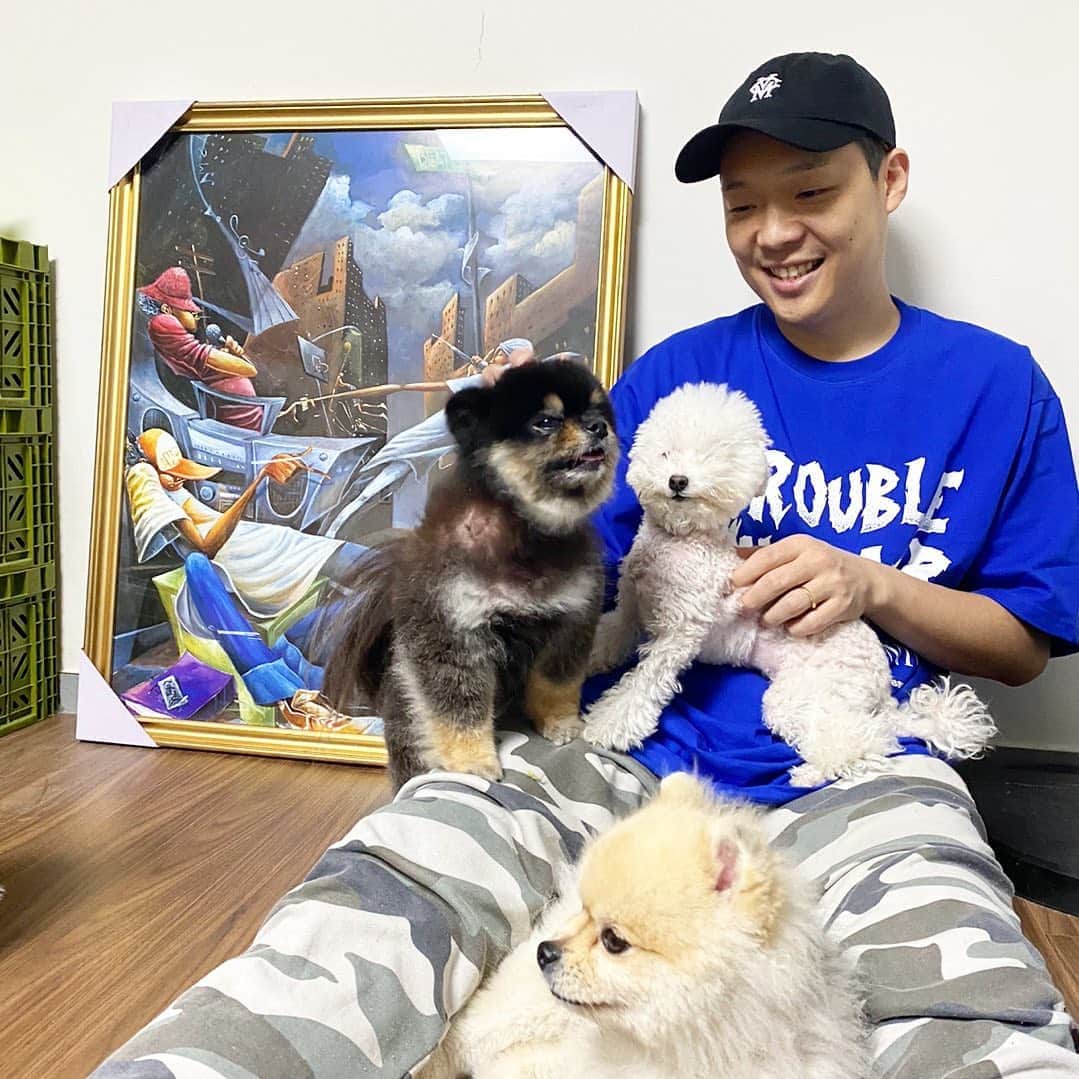 Paloaltoのインスタグラム：「저에게 할랕 대표직을 물려받은 @camostarr 께 사임기념 선물로 Frank Morrison 작품을 선물 받았습니다. 아마도 아티스트로서 재계약 하자는 메세지겠죠^^」
