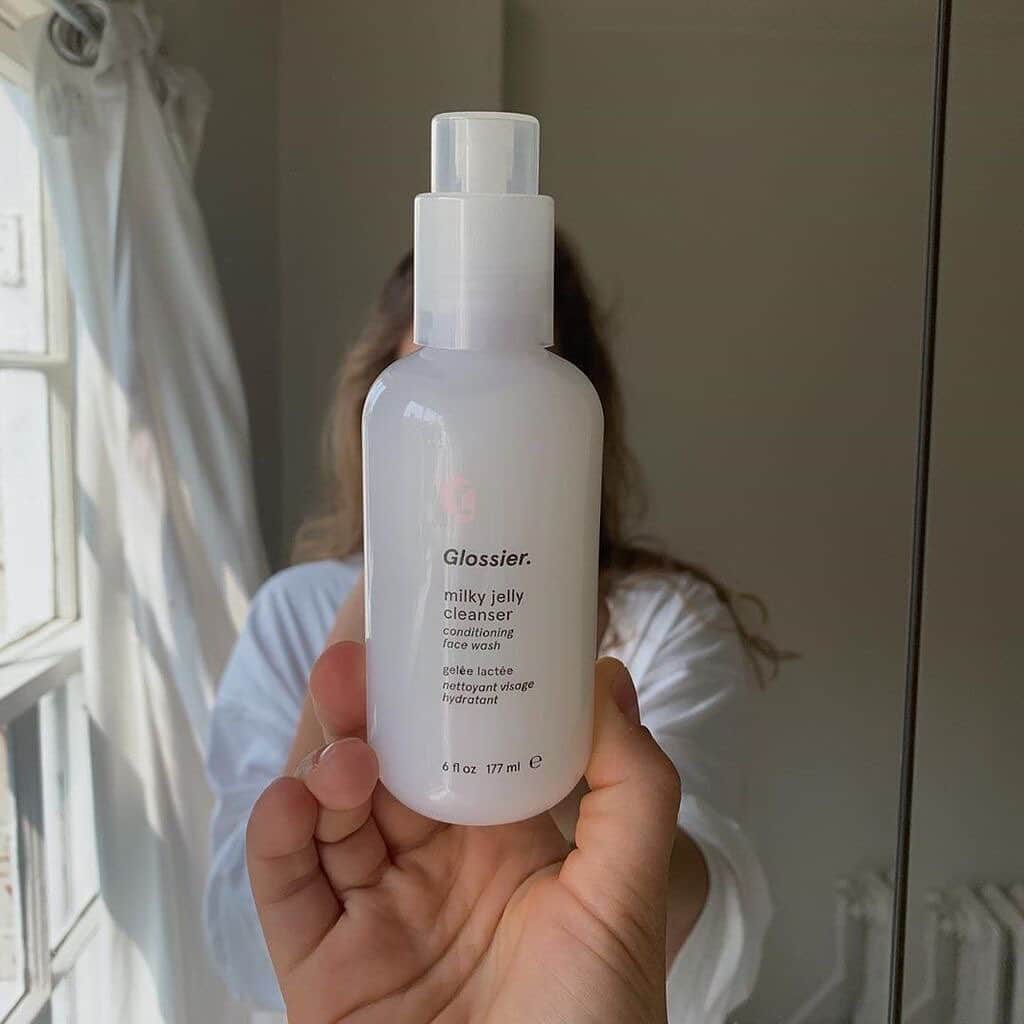 Glossierさんのインスタグラム写真 - (GlossierInstagram)「“This miracle face wash is the only way I’m surviving maskne…I have pretty sensitive skin and cleansers always made it even more oily, but this moisturizing cleanser from @glossier has been a complete game changer!”  🏆 @_olimode」9月26日 23時32分 - glossier