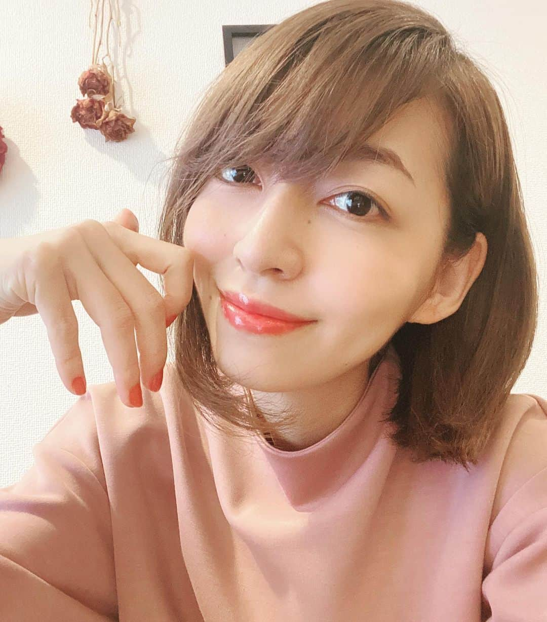 由梨香のインスタグラム：「すっかり秋ではないか🍄﻿ ﻿ SNSからあまりにも居なくなるのであれですが﻿ かろうじて生きてますよ🤭﻿ ﻿ ピアノ弾いたらすぐ剥げるんだけどたまにマニキュアを塗って気分転換したりしながら🤣﻿ ﻿ 今月の曲目もあと一曲！たらりららー﻿ (こんなお話してても何やってるか言えずお聞かせできるのも随分先になるこの世界…😅)﻿ でも制作過程、幼い頃から親しんできた方のあれがあれしながら作れたりして感動したりしてます(結局言えない笑)﻿ ﻿ 髪 今少し伸ばしているのだけど﻿ 我慢しきれずなんとかしてほしいと美容院いったら 切りたいスタイルまで結果もう少し我慢になり 切らずに帰ってきた笑﻿ ジタバタするとはこのことです笑﻿ ﻿ 急に寒くなってきたけど 風邪ひかないでね🍄🍄﻿ ﻿ #秋　#秋カラー好きだな﻿ #髪伸ばし中　#どっか行きたい﻿ #行きたい　#行きたいよー﻿ #山行きたい　#海行きたい﻿ #キノコ狩りたい　#髪切りたい﻿」