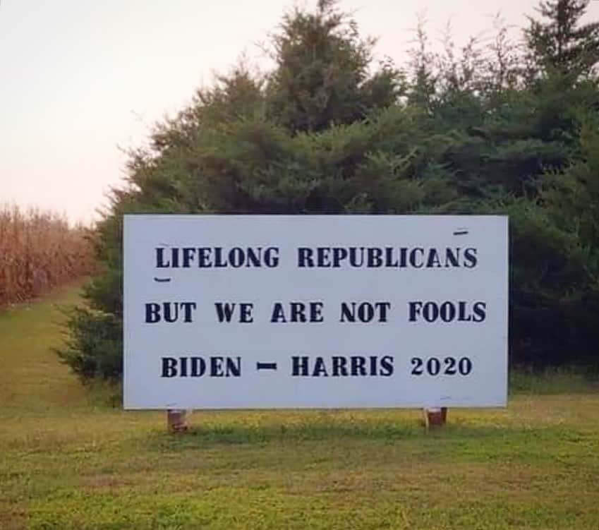 キャメロン・ラッセルのインスタグラム：「Feeling it is so important that we say to our republican friends and family: trump is not a republican.  that we call them in. that we say: we know you are loving and care about your family and community. we know you do not care about a team name winning more than you care about democracy, that you still believe in one person one vote, that you do not condone white supremacist militia violence. we must say this to our friends and family and we must call them in because republican elected leadership will not. they are cowardly, they are afraid that if they so much as whisper "he is not a republican" they will loose their seats. trump is pushing for the confirmation of a radical conservative justice not because he believes in some shared conservative agenda, but because he hopes to contest the election in the courts, and bypass a democratic vote. trump does not care about abortion politics (look at his record) nor party affiliation (look at his record) nor our lives (200,000 preventable covid deaths, see how he blocked the post office from sending us all masks, and so on). if there is someone these photos can reach, please share. if you have a friend or relative who is still planning on voting for trump, or not voting, because they are a republican, call them in. let them know that Biden doesn't represent exactly what you want either. but that abstaining from this election, or voting for the candidate who does not believe in democracy, is putting all of our lives and futures in danger. (Extra special thank you Sophia Louise for sharing the first of these photos on Facebook & leading your community with such compassion❤️)」