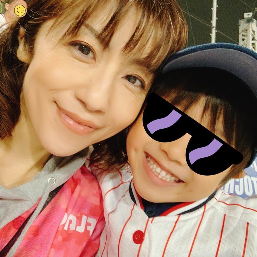 のインスタグラム：「今浪さんのトークショー司会の後は、一旦帰って観戦用に着替えて😁神宮へ応燕に！ 今日はレディースデーで、緑にピンクが映えて花が咲いているようで綺麗でした🌸 今年のレディースデーユニ両方可愛い😍  阪神ファンの方が掲げているジェット風船タオルが画期的でした！これもwithコロナ時代の応援ですね📣  #試合結果は今浪さんの予言通りに😆 #野球 #野球観戦 #baseball  #야구  #ヤクルト #swallows #東京ヤクルトスワローズ #ヤクルトスワローズ #レディースデー #ユニフォーム #pink #阪神 #tigers  #阪神タイガース #神宮球場 #神宮 #東京」