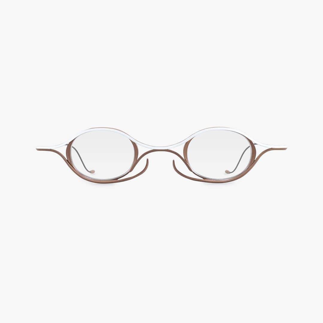 のインスタグラム：「Model no.#RG2003 nominated for Silmo d'Or. . #rigards #silmodor2020 . Less is More . Cubism’s penchant for breaking down the familiar into raw geometric shapes is celebrated in RIGARDS RG2003, a finely wrought style that calls to mind simplified human eyes, as often depicted in iconic Cubist portraits. . The frame’s artful construction from slender angled steel bars is the start of its appeal. Bound together by tension and equilibrium, the bars curve sinuously along an infinity path to converge into a sideways figure 8, delivering a signature play on the two eternal symbols of balance and propitiousness. . Despite its lithe spider-like grace, the frame asserts itself with a sculptural fullness brought forth by the nuances of shadows created in the gentle convex/concave undulations. . The clean aesthetic hides robust details: slightly recessed rims that enhance the perception of depth and three-dimensionality; a pair of upwardly extending bars (inspired by the notion of insect  mandibles) that functions as stealthy nose pads and creates the illusion of the frame seemingly  floating on the wearer’s face. . We designed also a detachable clip-on sun-lens (crafted using flexible beta-titanium), the perfect  addition for the brightest days. . The frame comes in 5 flattering colorways, each with a dashing hand-painted contrasting or  matching accent hue. . Modern abstract masters saw the complicated and reduced it to pared back forms, thus epitomizing  “less is more”, and that is what we have explored through RG2003.」