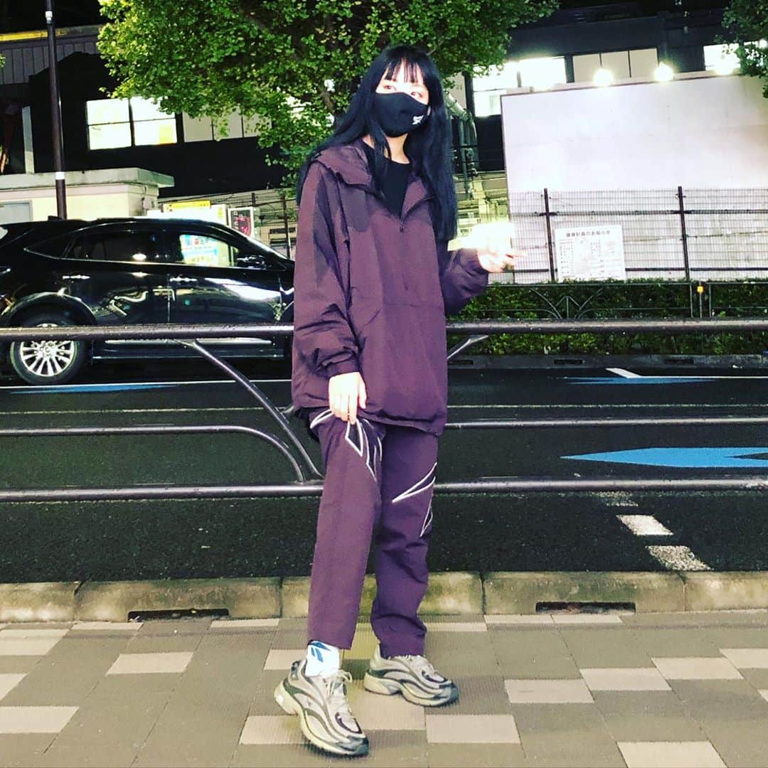 ゆらのインスタグラム：「@bloc_japon で髪青くしました @reebokjp 全身装着して原宿きた」