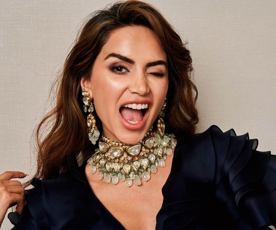 Diipa Büller-Khoslaのインスタグラム：「Photographer said: This shoot is to showcase your inner soul!   I heard: Dramatic Diipa, disregard the rules, dreamy polki and emerald necklaces  @hazoorilallegacy」