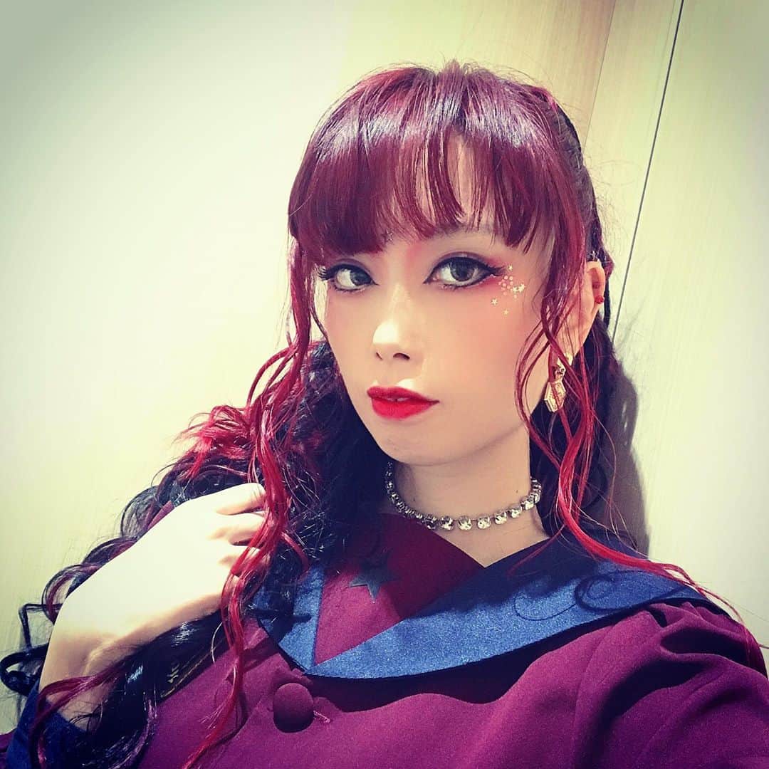 ながしまみのりのインスタグラム：「「氣志團万博 2020 ～家でYEAH!!～」﻿ #女王蜂 でキーボード&マニピュレーターで出演させていただきました🎹﻿ ありがとうございました。﻿ 髪型スーパーファビュラスゴージャスにしてもらったの🦄❤️﻿ ﻿ #氣志團万博﻿ #氣志團万博2020」