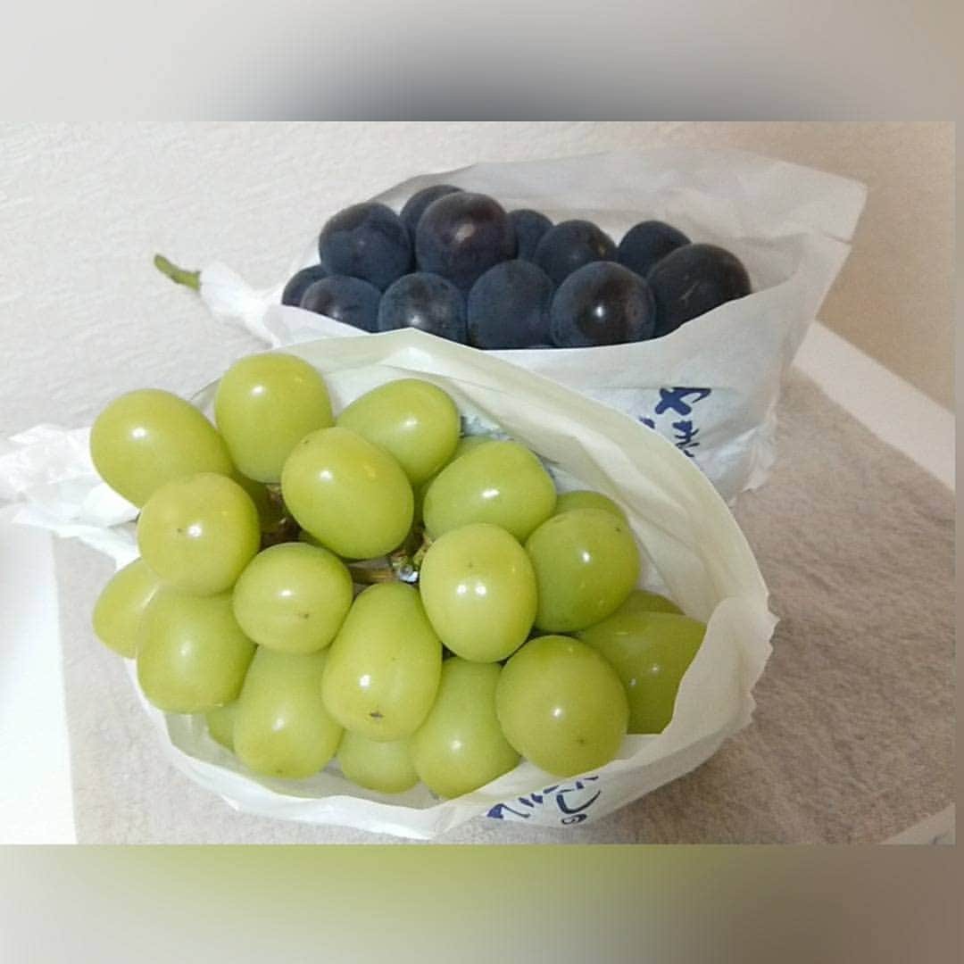 小泉遥香のインスタグラム：「親戚から届いた💗  山梨県のシャインマスカットと、巨峰🍇💕  まじで両方すんんんんんんごく甘くて美味しかった(*/∇＼*)  🙋皆さんの好きなフルーツはなんですか？  #Instaharum #シャインマスカット #巨峰 #山梨県 #フルーツ #instafood」