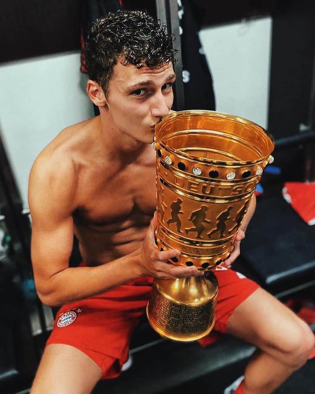 バイエルン・ミュンヘンさんのインスタグラム写真 - (バイエルン・ミュンヘンInstagram)「A true love story. 😘🏆 @benpavard21 #SuperCup __________ #FCBayern #MiaSanMia #MiaSanChampions #packmas #UCLfinal #Bundesliga #DFBPokal」9月26日 23時46分 - fcbayern