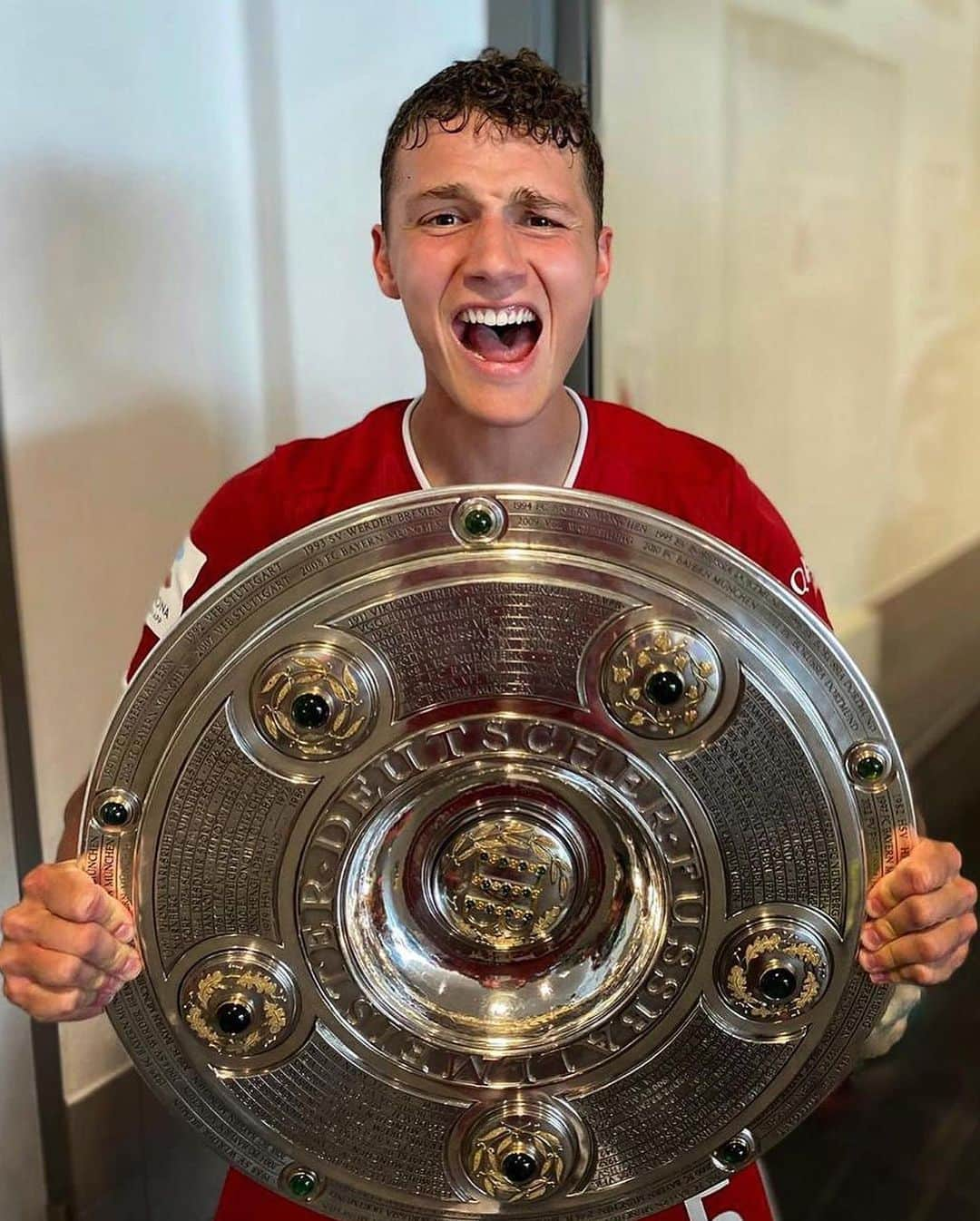 バイエルン・ミュンヘンさんのインスタグラム写真 - (バイエルン・ミュンヘンInstagram)「A true love story. 😘🏆 @benpavard21 #SuperCup __________ #FCBayern #MiaSanMia #MiaSanChampions #packmas #UCLfinal #Bundesliga #DFBPokal」9月26日 23時46分 - fcbayern