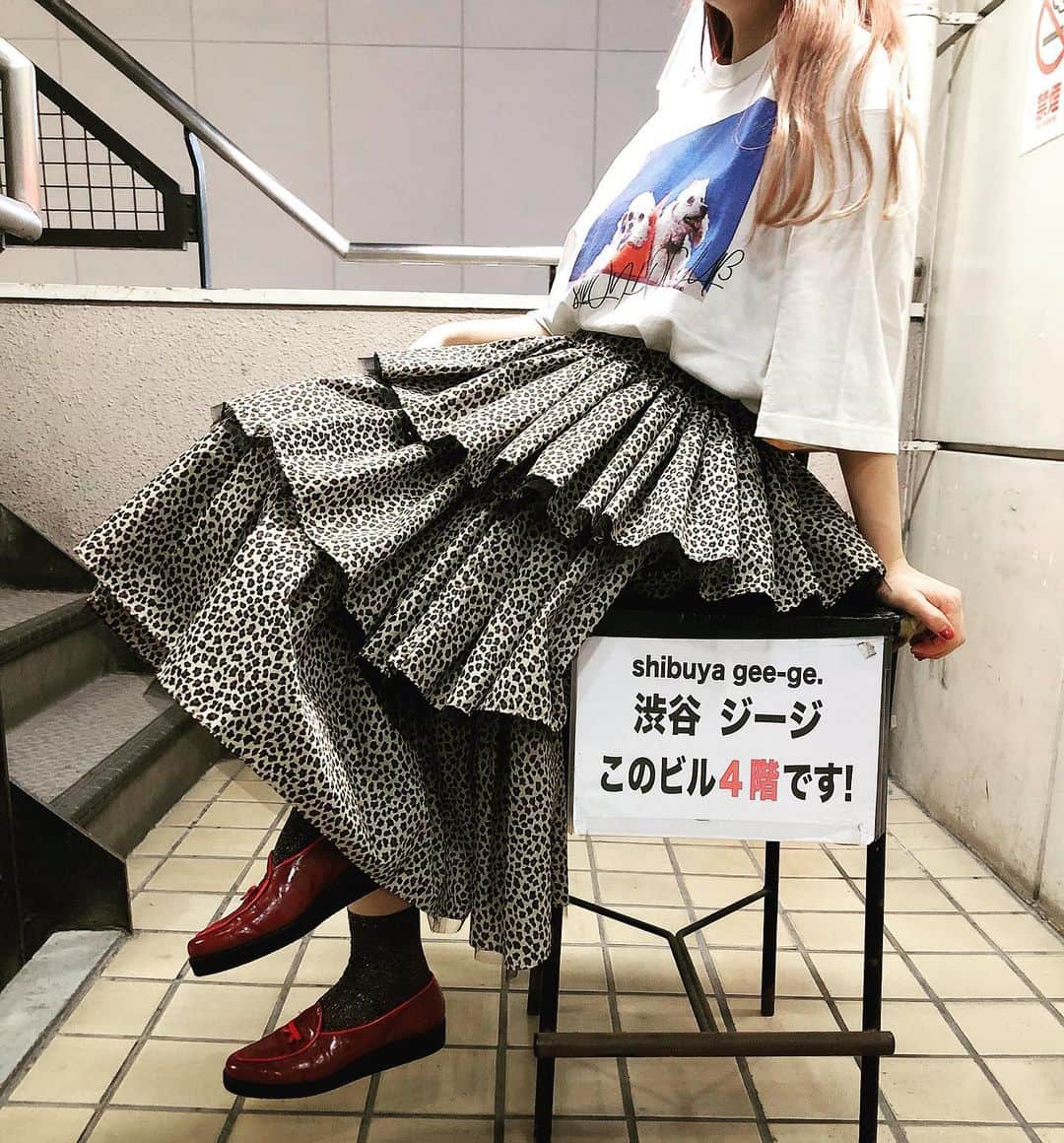コレサワのインスタグラム：「20.9.26 Live衣装 #gee-ge10周年記念ライブ  Tシャツ&スカート  #siiilon  @siiilon_official   パンプス #hiroshitsubouchi  @hiroshi_tsubouchi」