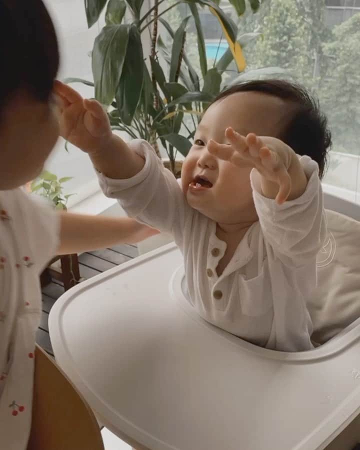 MOMOツインズのインスタグラム：「No No No not a kiss!!! I want you to get me out of this seat!  #babymisunderstood #evillaughter #frustratedbaby」