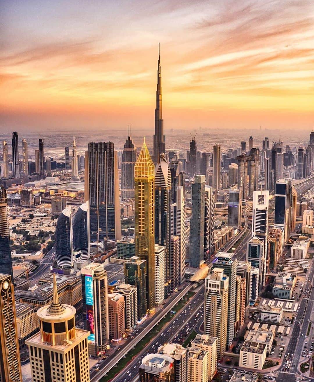 ドバイのインスタグラム：「Sunset  #Dubai 📷:@alphaspotting」