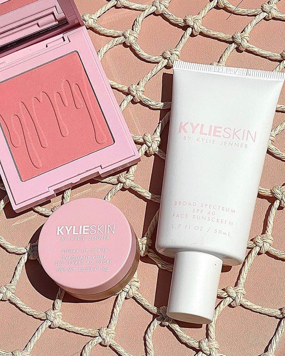Kylie Cosmeticsさんのインスタグラム写真 - (Kylie CosmeticsInstagram)「weekend must haves! ☀️ stunning pic by @cali_beaute ⁠featuring @kylieskin Sugar Lip Scrub and invisible Broad Spectrum SPF 40 Face Sunscreen! this SPF is formulated with Shea Butter, Kiwi Seed Oil, Vitamins A, C and E for added hydration without feeling greasy. you’ll love this colorless formula that is silky to the touch, ultra-lightweight and fragrance-free.⁠ shop now on KylieSkin.com⁠⠀」9月26日 23時56分 - kyliecosmetics