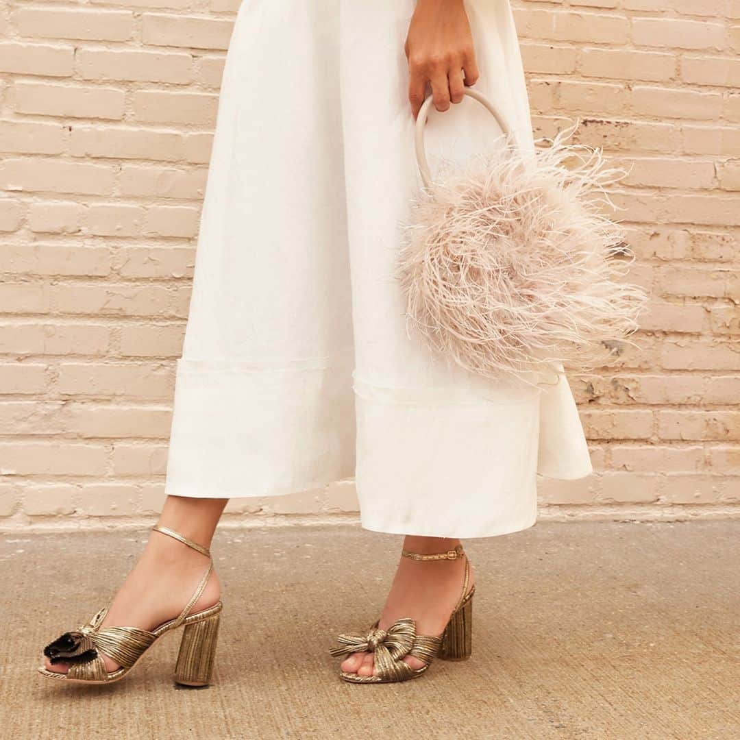 レフラーランドールのインスタグラム：「Season after season, our favorite "wow" look is our Camellia heels and Zadie feather bag.」