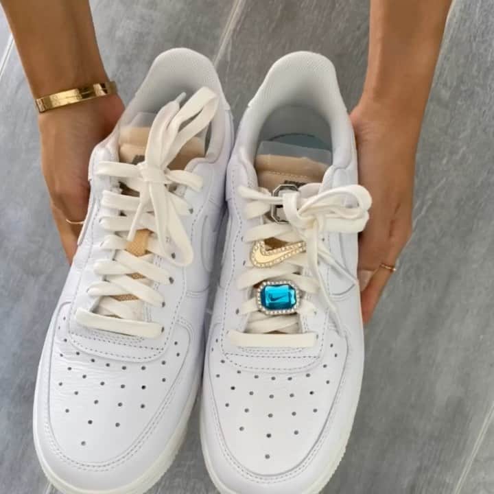 sananasのインスタグラム：「Haul & try on 👟On dirait les faux bijoux qu’on a toutes quand on est petites mais ... je les aime quand même ! 😆Quoi de prévu pour vous ce week-end ? Après une grosse semaine bien chargée on va faire les mollusques sur le canapé devant Netflix 😆, des séries/films à me conseiller ?   #NewSneakers #Blingbling #NikeAirForce1 #NikeAirForce1LowBling」